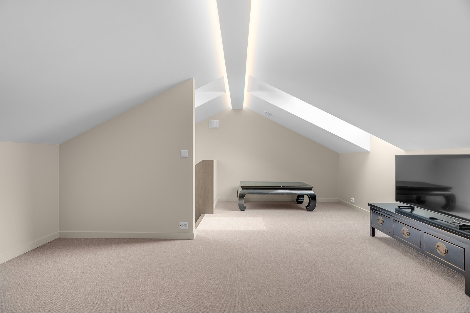 Stilfull belysning i tak. Store takvinduer for overlys Galleribilde