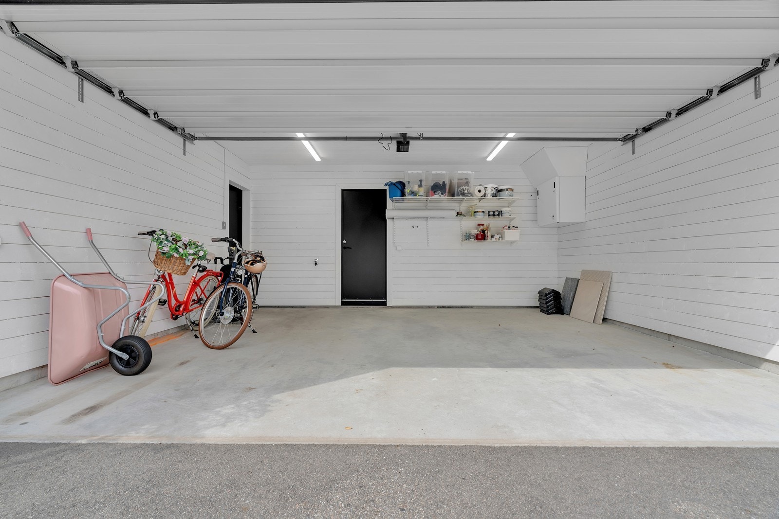 Plass til 2 mindre biler i carport (montert garasjeport er ikke søkt om). Galleribilde