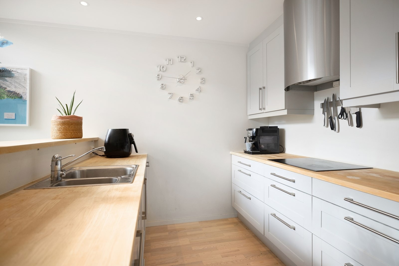 Hvitevarer som kjøl-/fryseskap, oppvaskmaskin, induksjonstopp, mikrobølgeovn og stekeovn er integrert i innredningen. Galleribilde