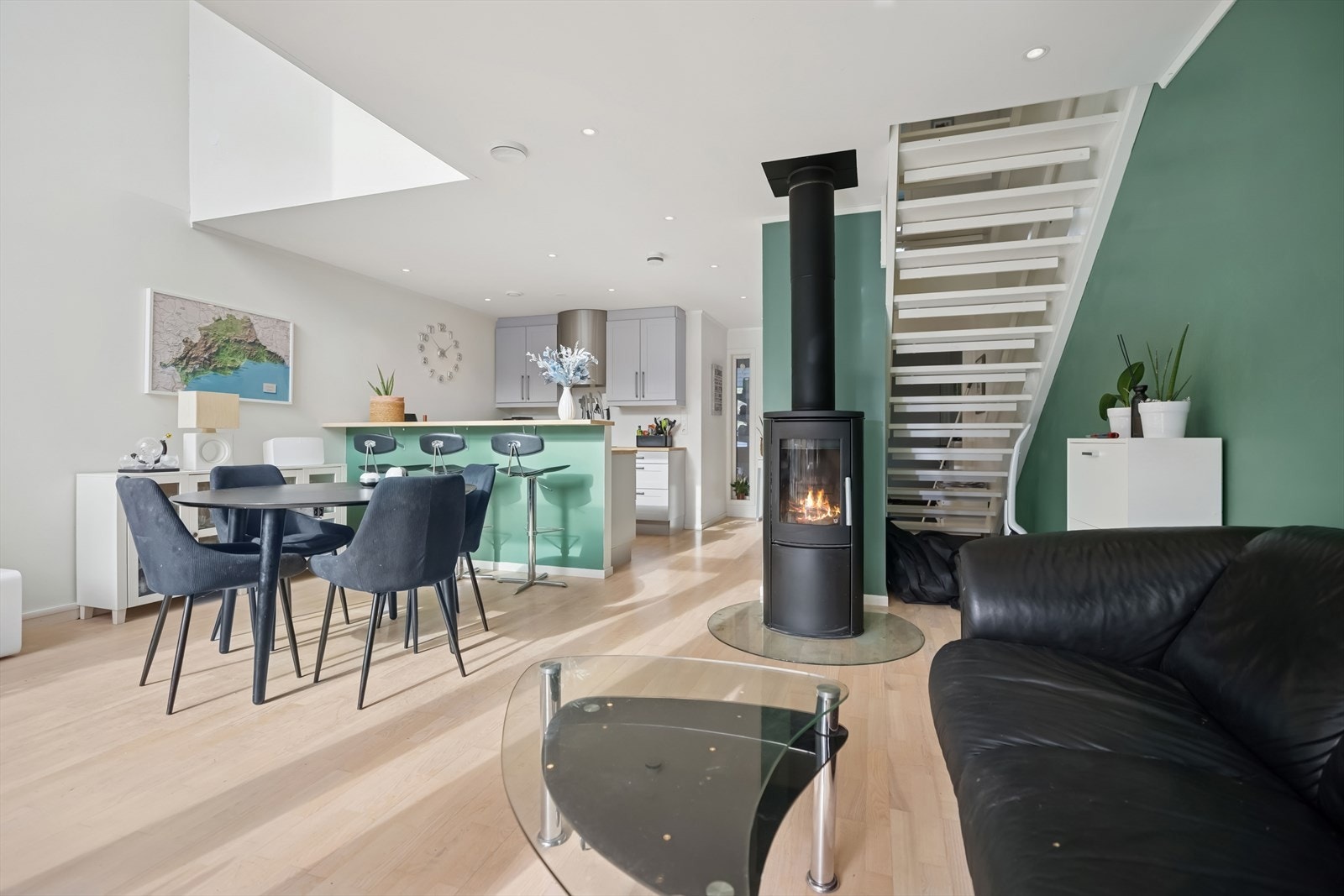 I stuen er det en moderne peisovn som gir god varme på kjølige dager. Galleribilde