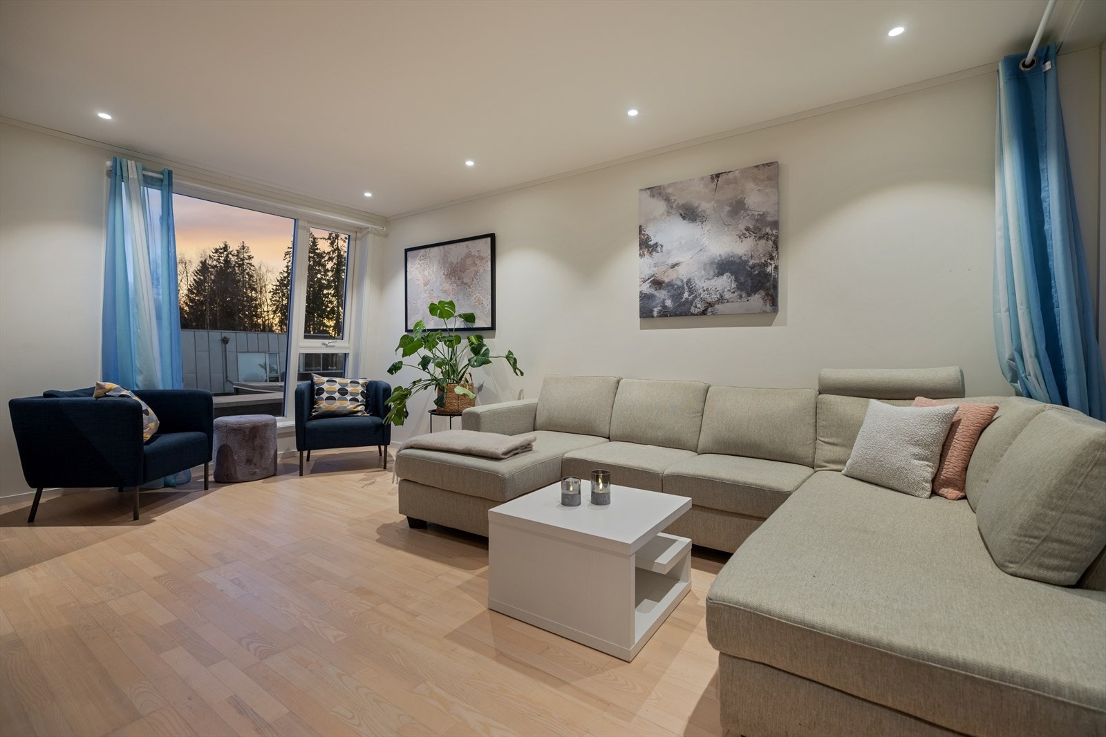 Lys og trivelig loftstue - perfekt som ungdomsavdeling, TV-stue eller et ekstra sosialt rom. Galleribilde