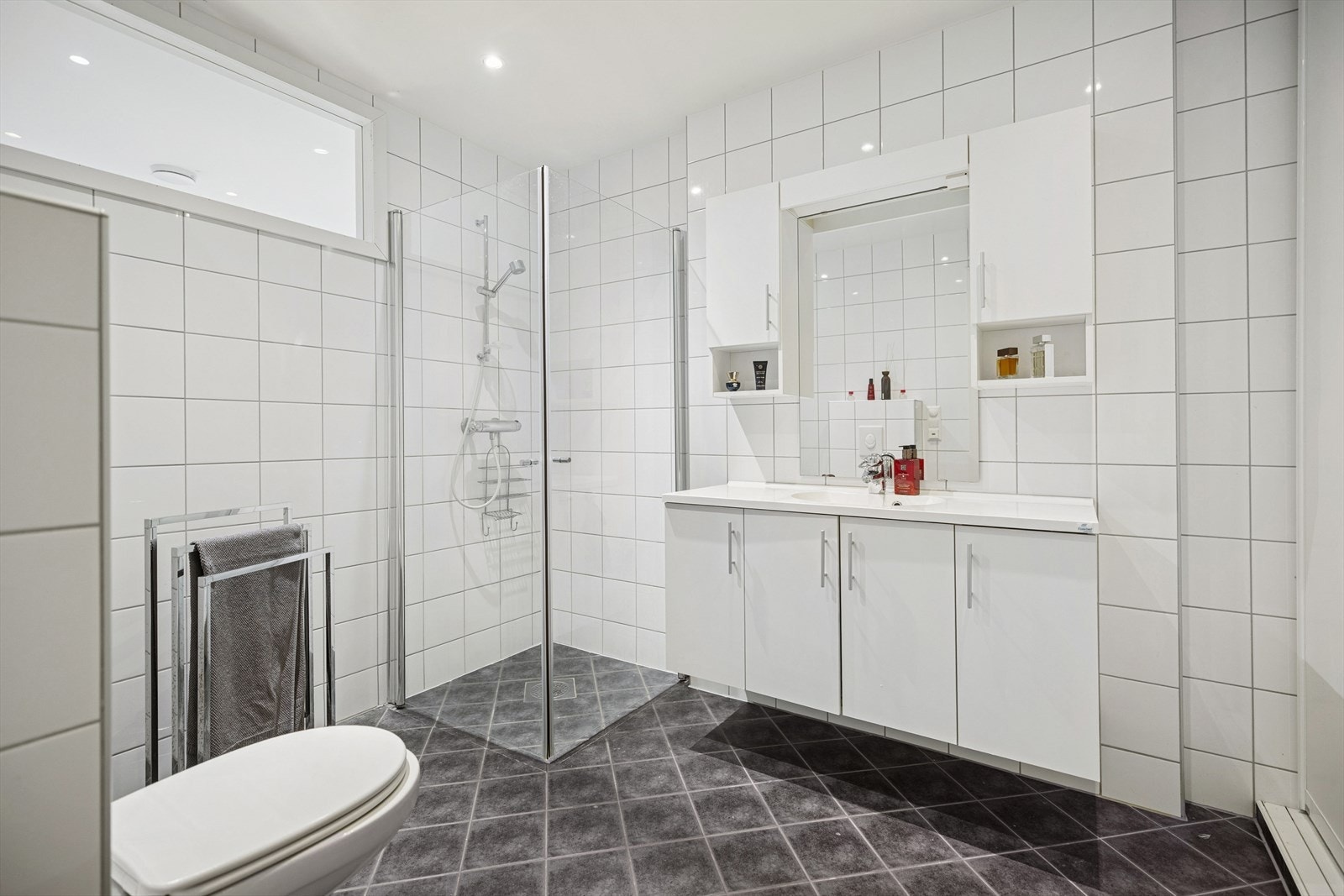 Badet er praktisk plassert i 2. etasje, og har flislagte overflater og elektriske varmekabler i gulvet. Galleribilde