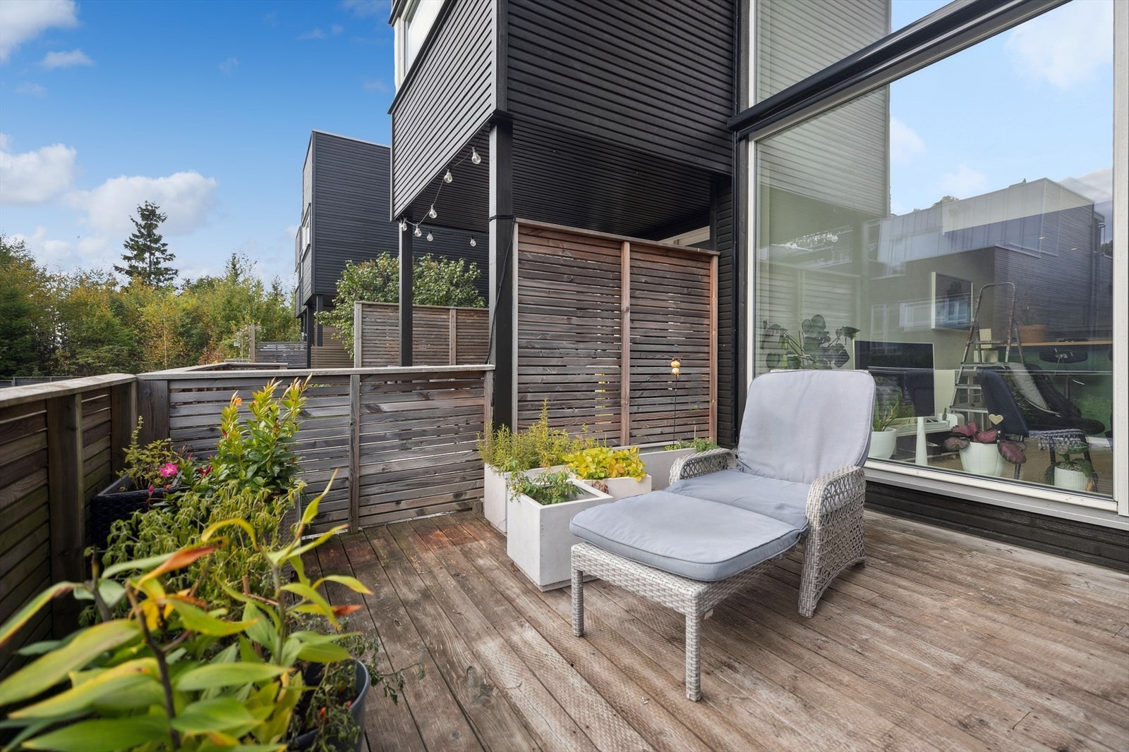 Fra hovedstuen er det utgang til en hyggelig terrasse på 22 kvm. Galleribilde