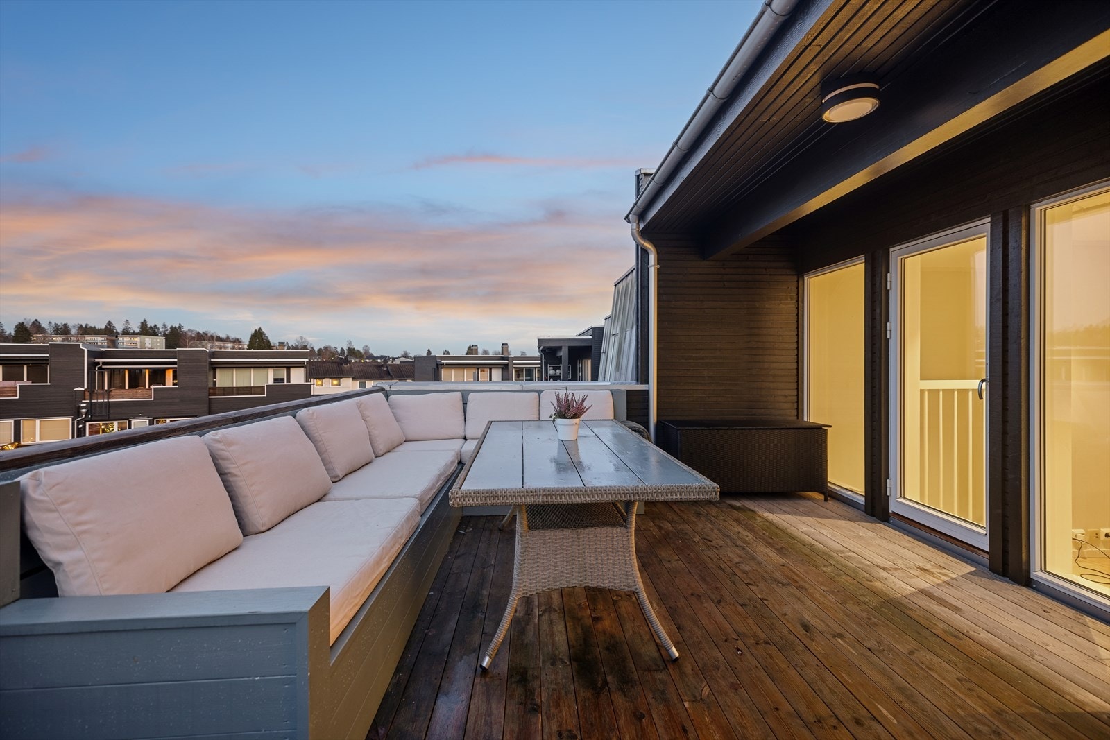 Fra loftstuen er det utgang til en solrik balkong på 21 kvm. Galleribilde