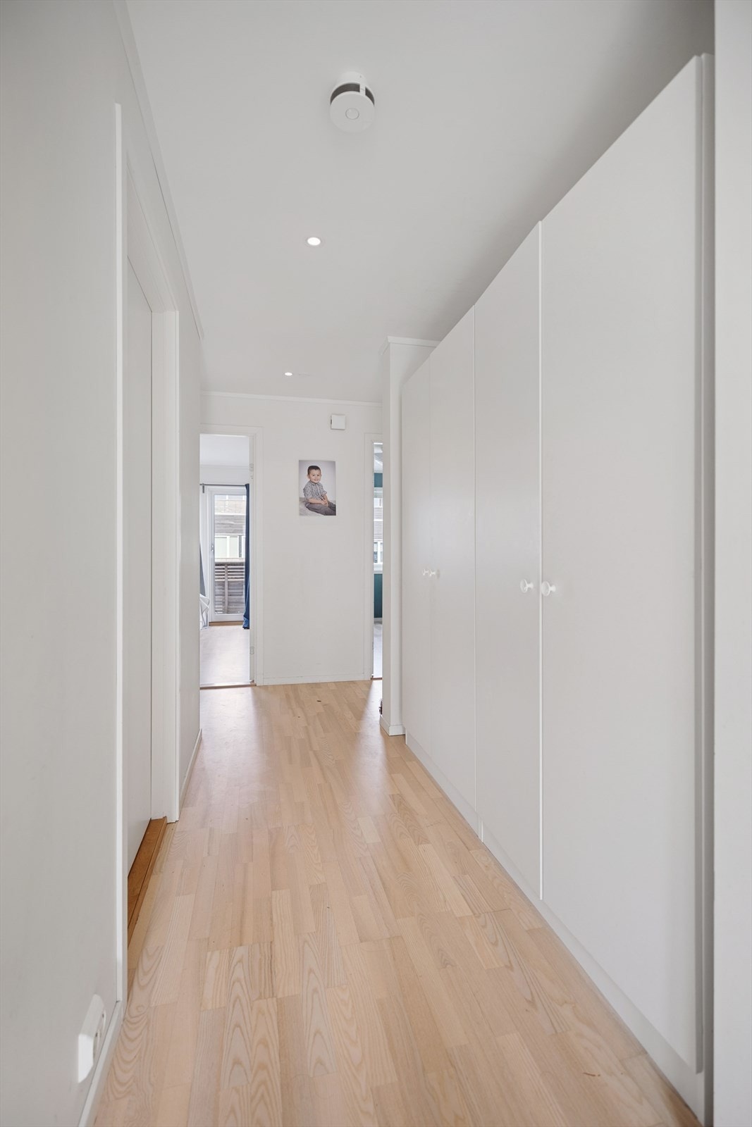 Gang med garderobeskap. Galleribilde