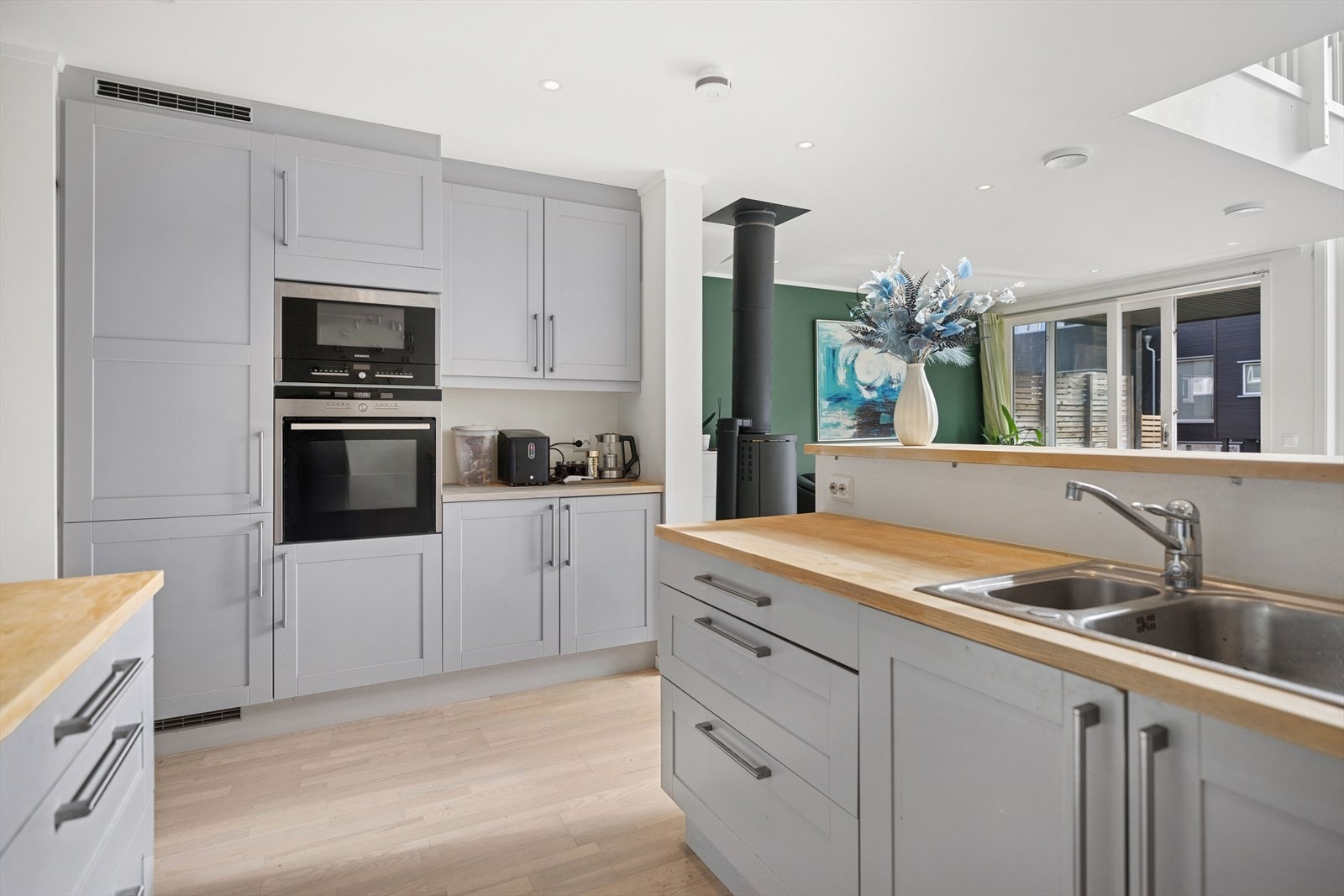 Smakfullt og stort kjøkken med rikelig lagringsplass i både skap og skuffer, samt godt med benkeplass. Galleribilde