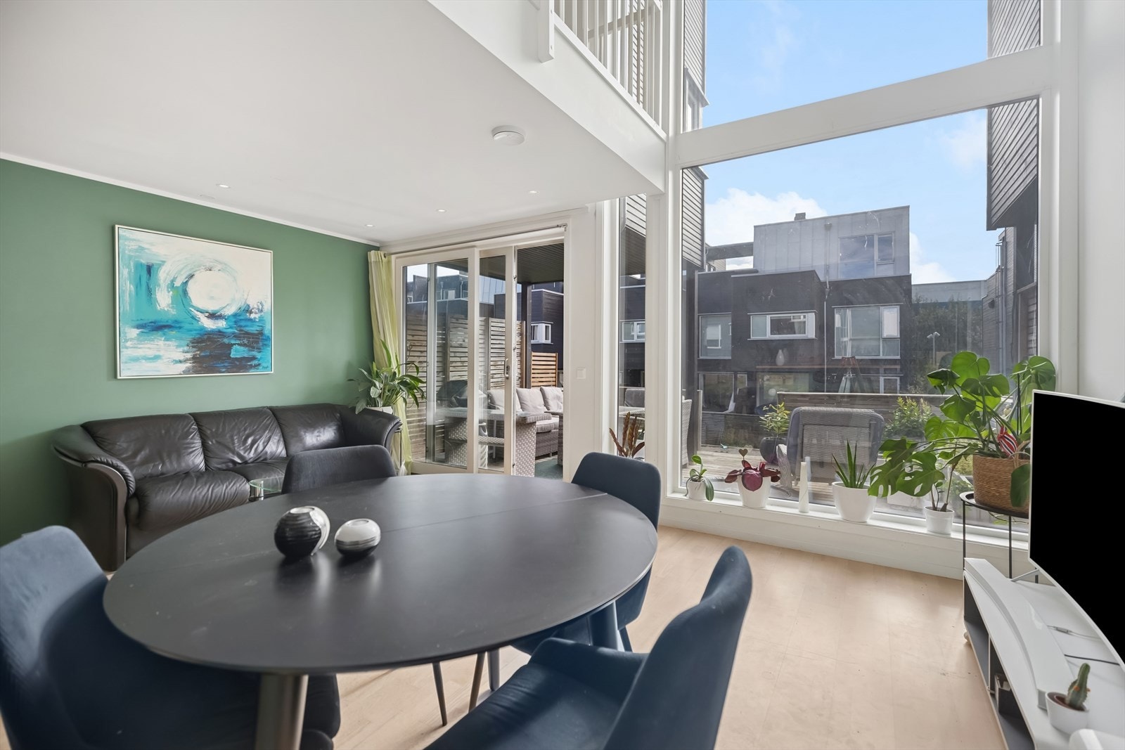 Den innholdsrike planløsningen over tre etasjer gir boligen gode og sosiale oppholdsrom med fine møbleringsmuligheter. Galleribilde