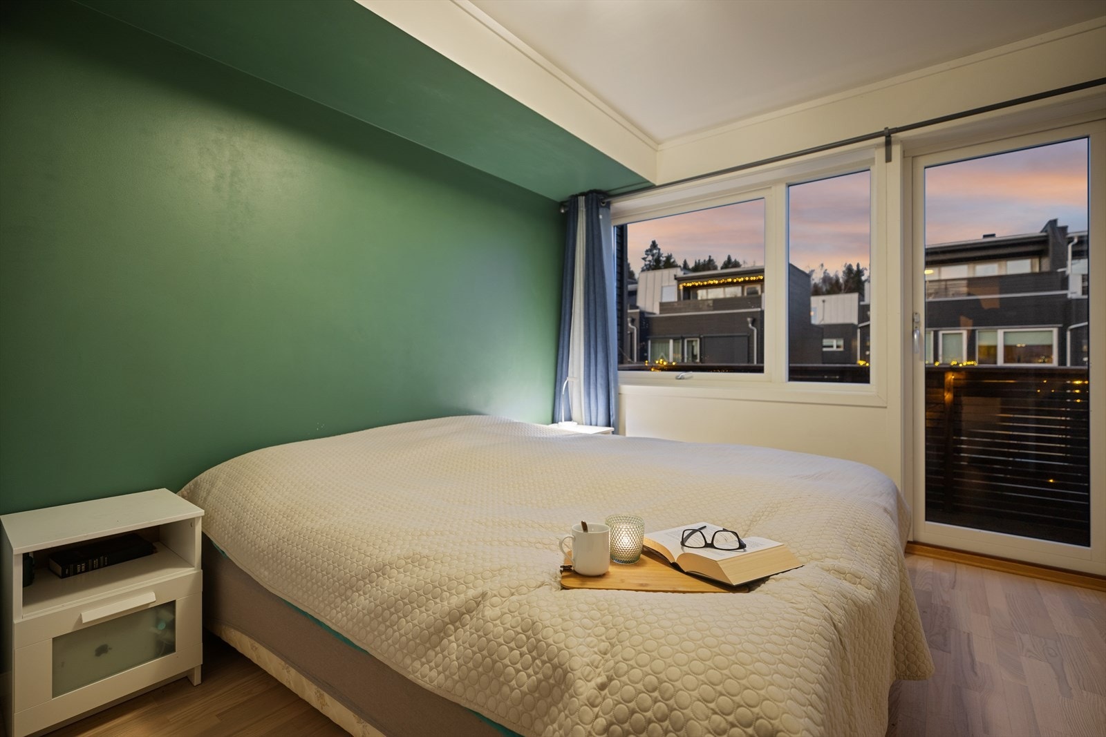 Boligens tre soverom er samlet i andre etasje - praktisk for barnefamilier. Galleribilde