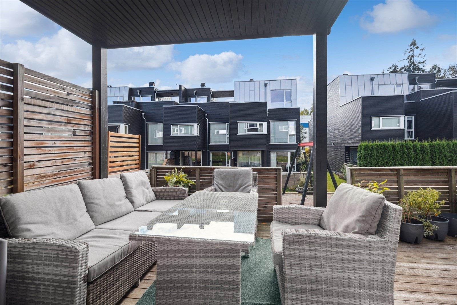 Her kan du nyte fine sommerdager, samt at det er enkel tilgang til felles lekeplass. Galleribilde