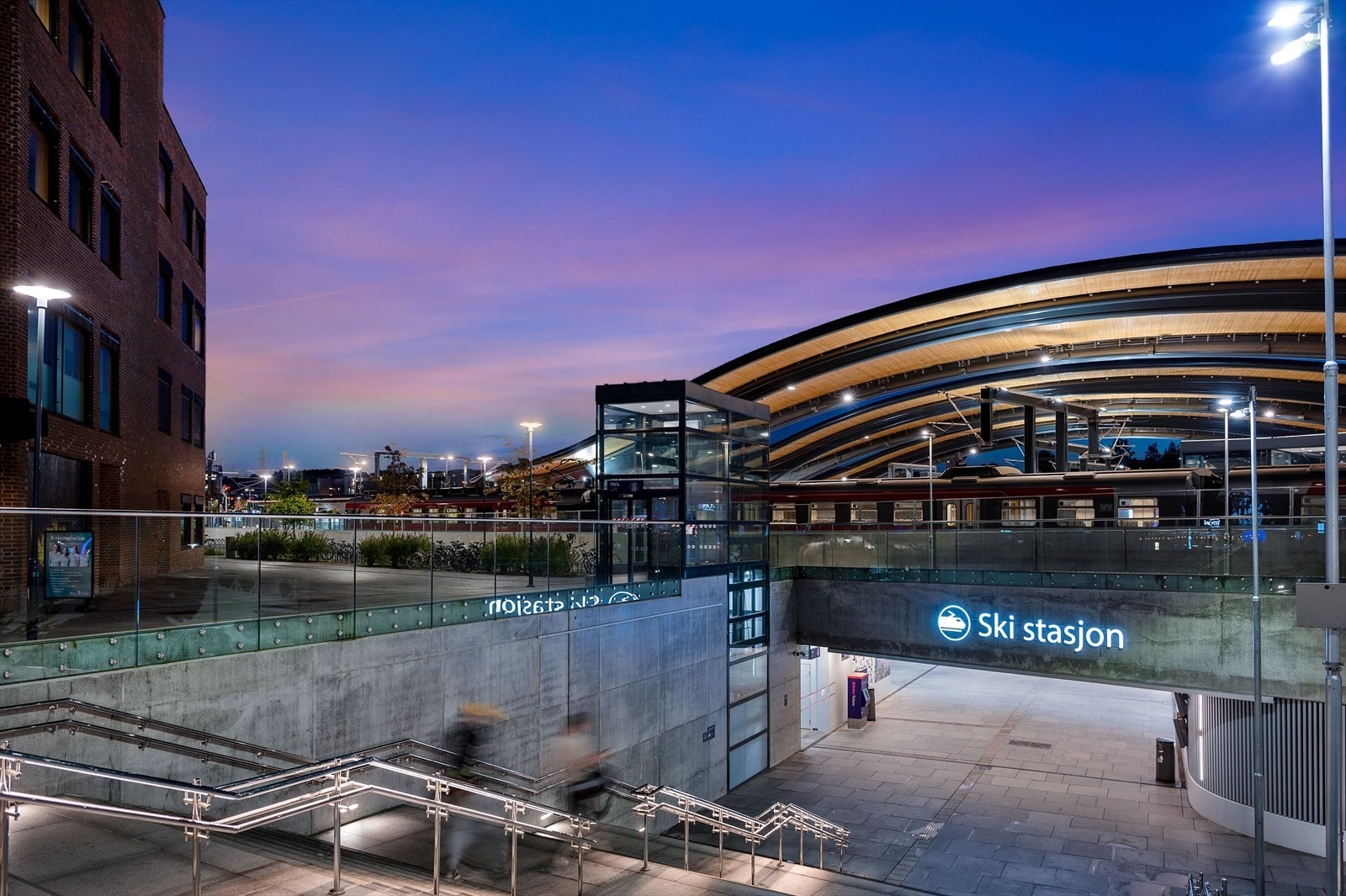 Er du blant dem som pendler til Oslo, vil du bruke 11 minutter med tog til hovedstaden med Follobanen fra Ski sentrum Galleribilde