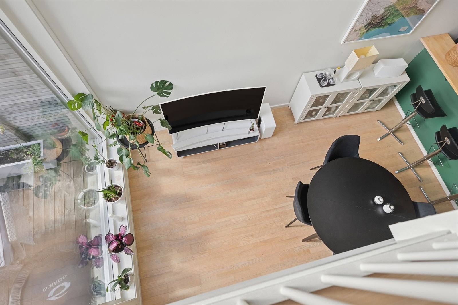 Den gode takhøyden sammen med de store vinduene gir en luftig atmosfære. Galleribilde