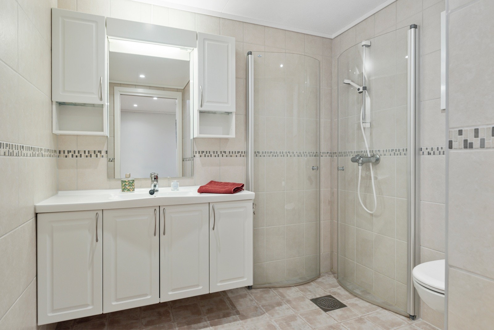 Flislagt bad. I tillegg har man gjestetoalett og adksilt vaskerom. Galleribilde