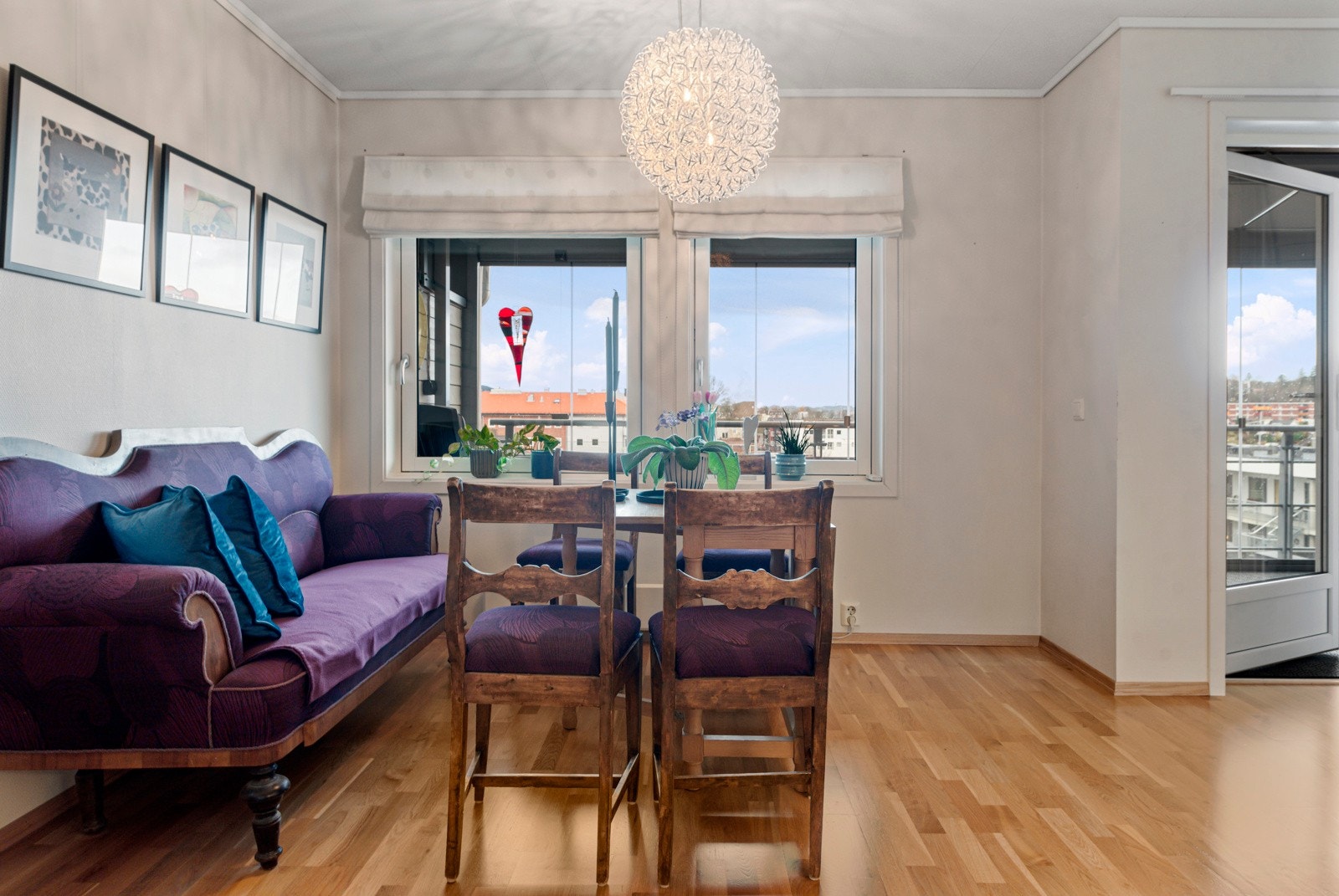 Spisebord i tilknytning til kjøkken. Galleribilde