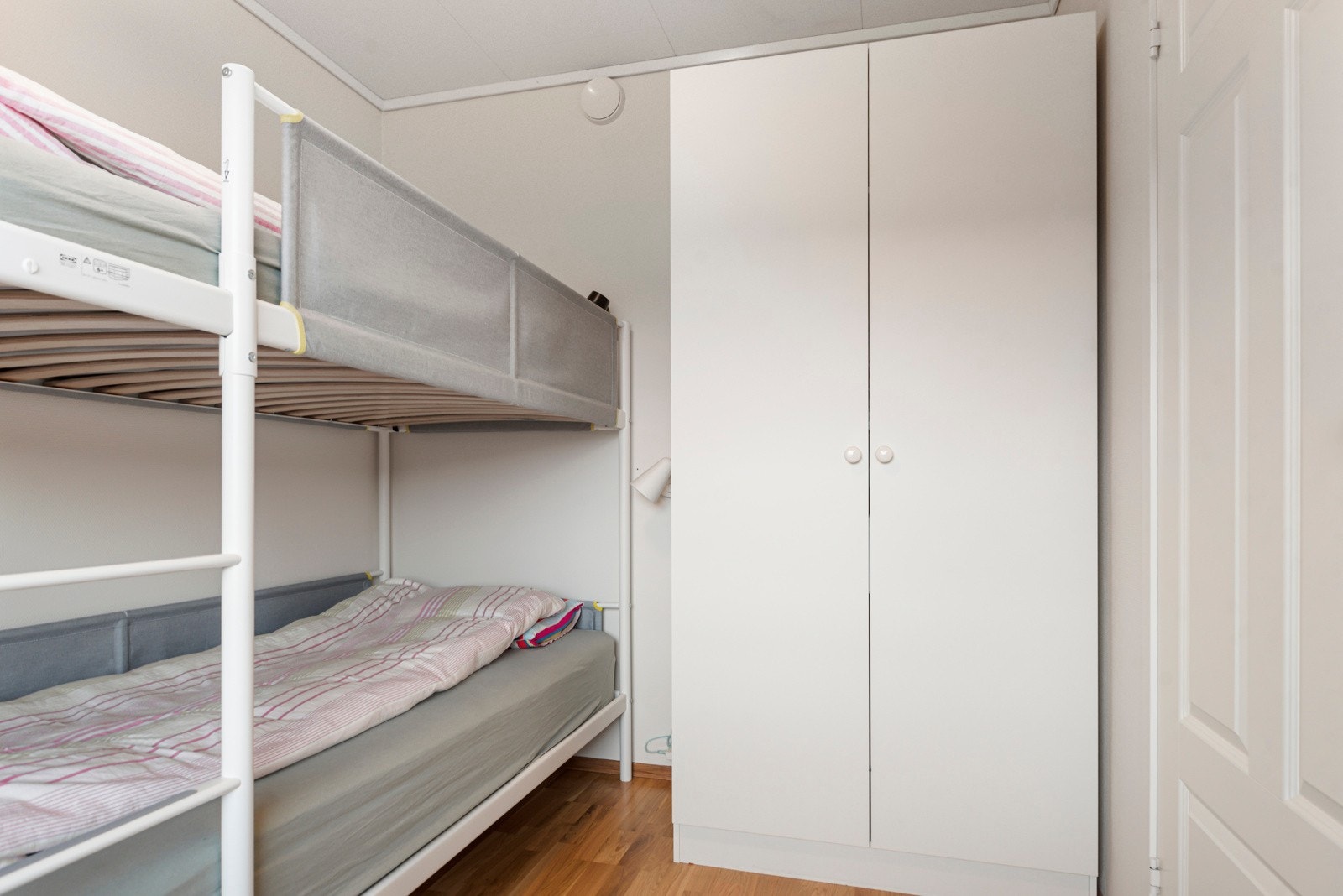 Garderobeskap medfølger i handelen. Galleribilde