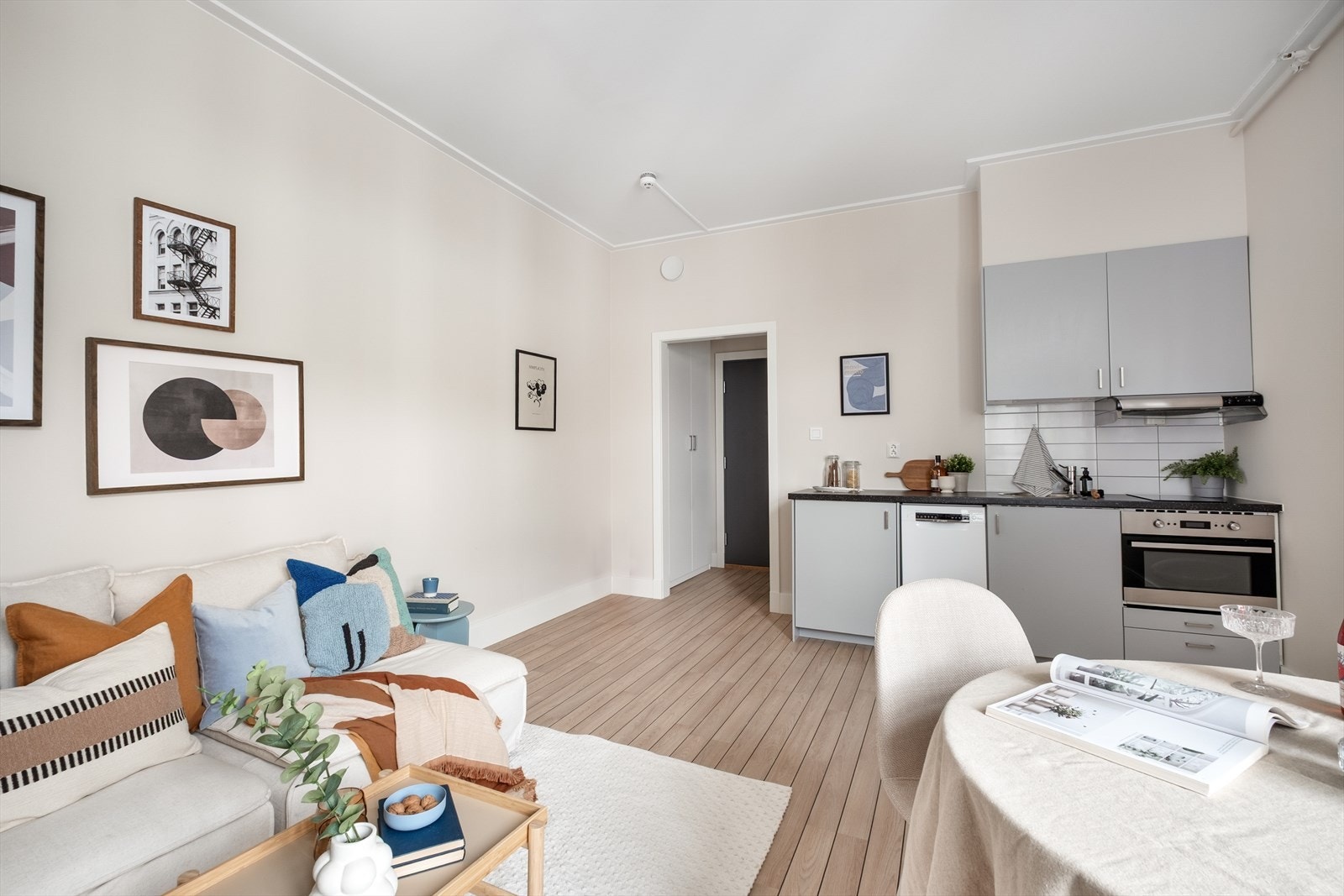 Kjøkken med åpen løsning mot stuen. Galleribilde