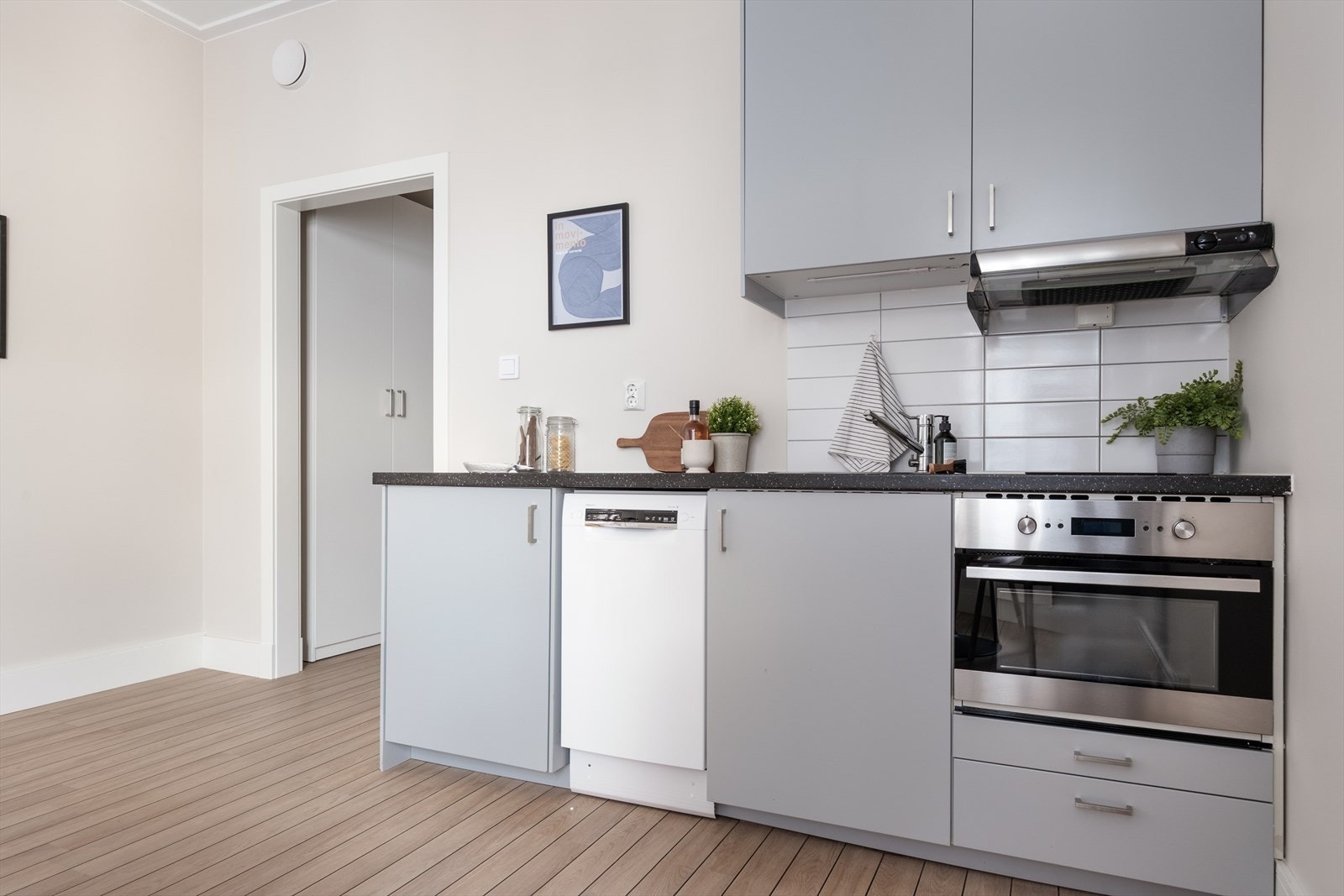 Det er avtrekk via sentralt avtrekksanlegg i bygget. Galleribilde