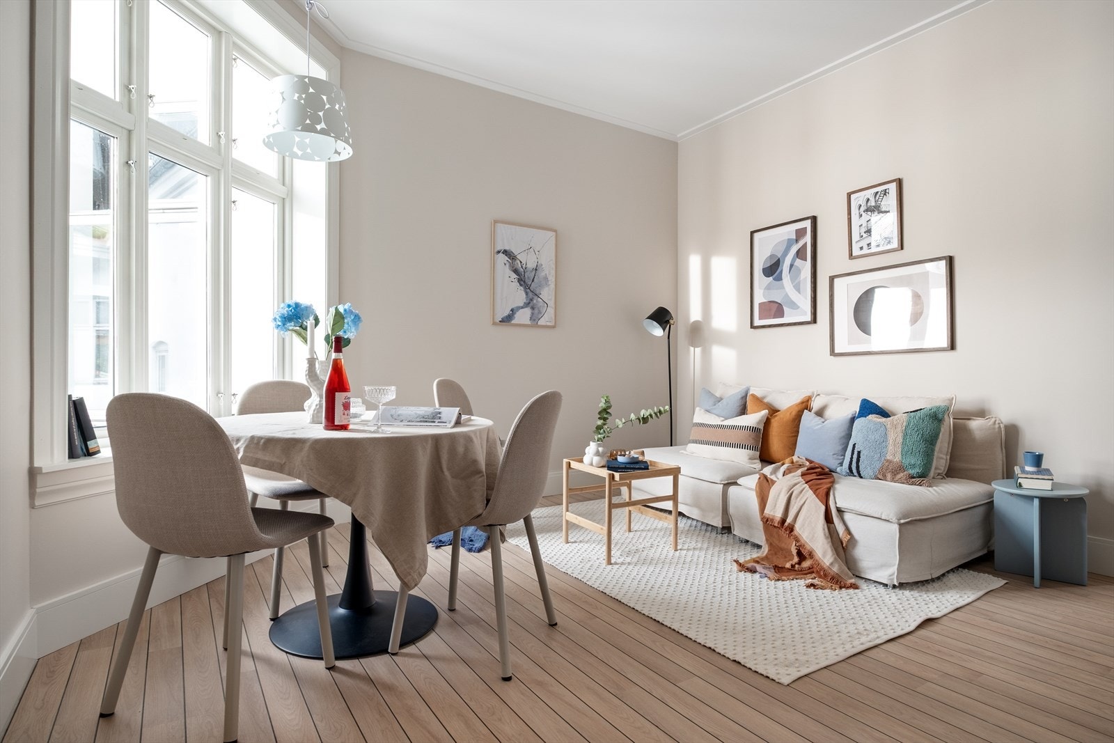 Generøs takhøyde og store vindusflater gjør at leiligheten oppleves romslig. Galleribilde