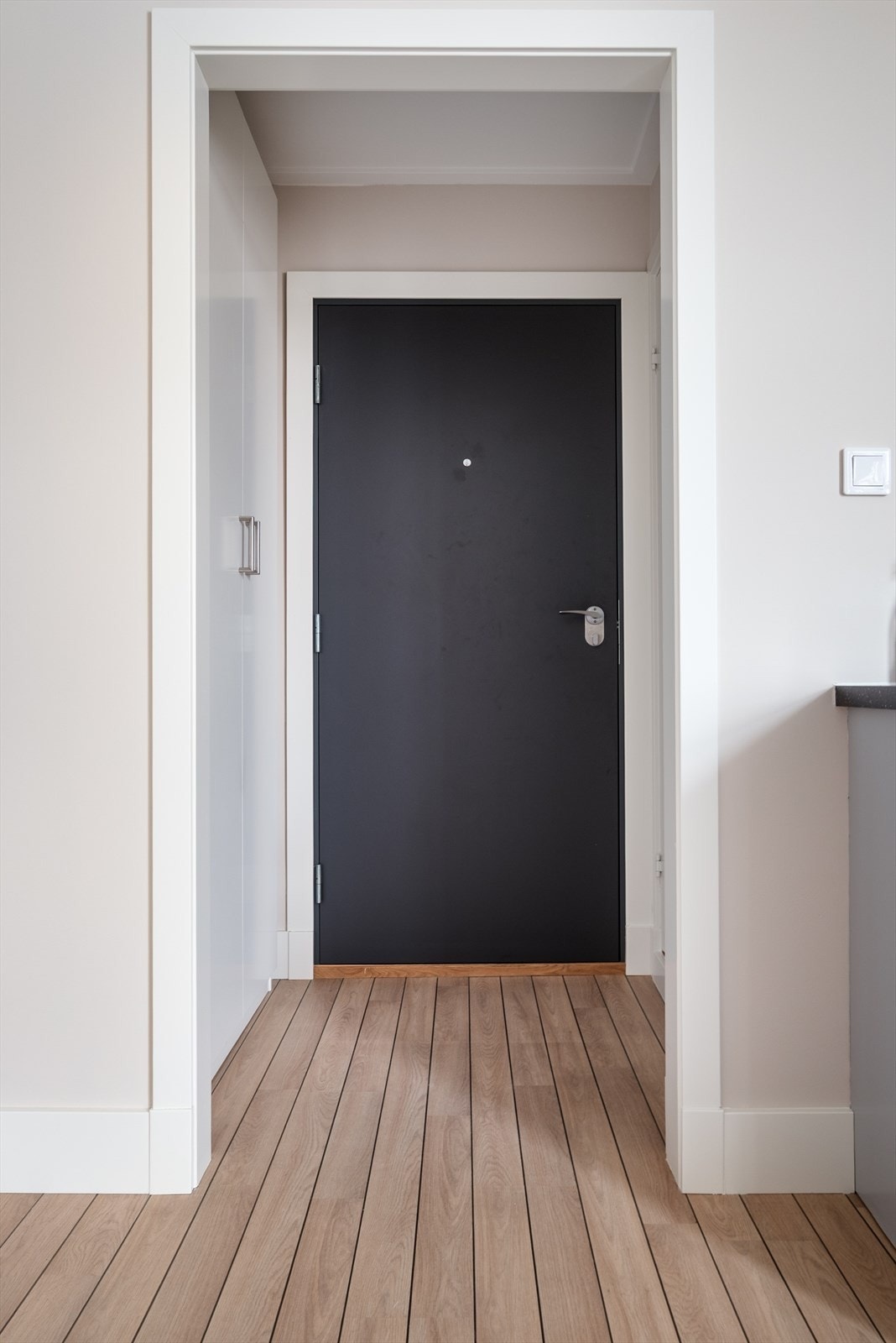 Velkommen inn! En lys og innbydende entré med god plass til sko og yttertøy i garderobeløsning. Galleribilde