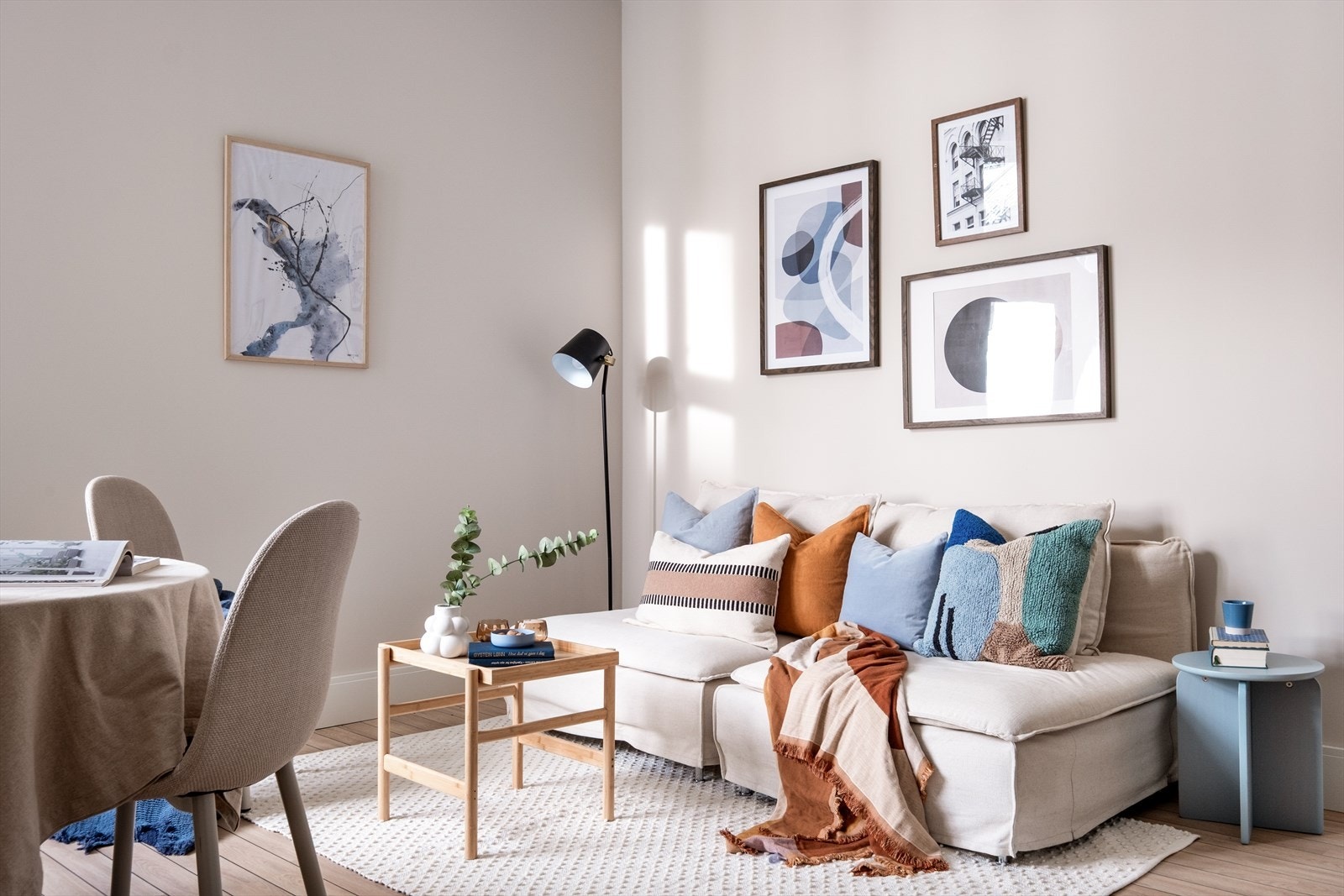 Lave felleskostnader på kr. 2 755,-. Oppvarming, varmtvann, forbruksstrøm og internett er inkludert. Galleribilde