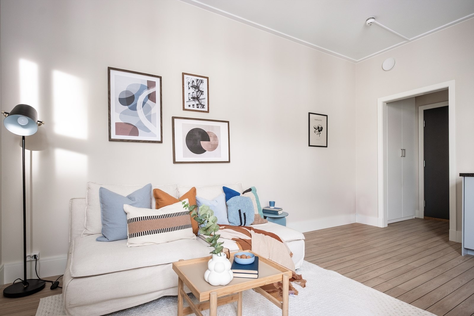 I stuen er det plass til sofaseksjon eller eventuell seng med tilhørende møblement og spisebord. Galleribilde