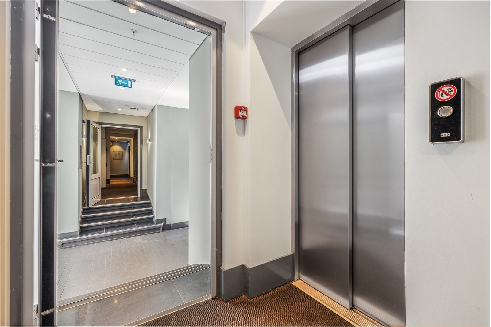 Heis i bygget som tar deg opp til leilighetsplan. Galleribilde