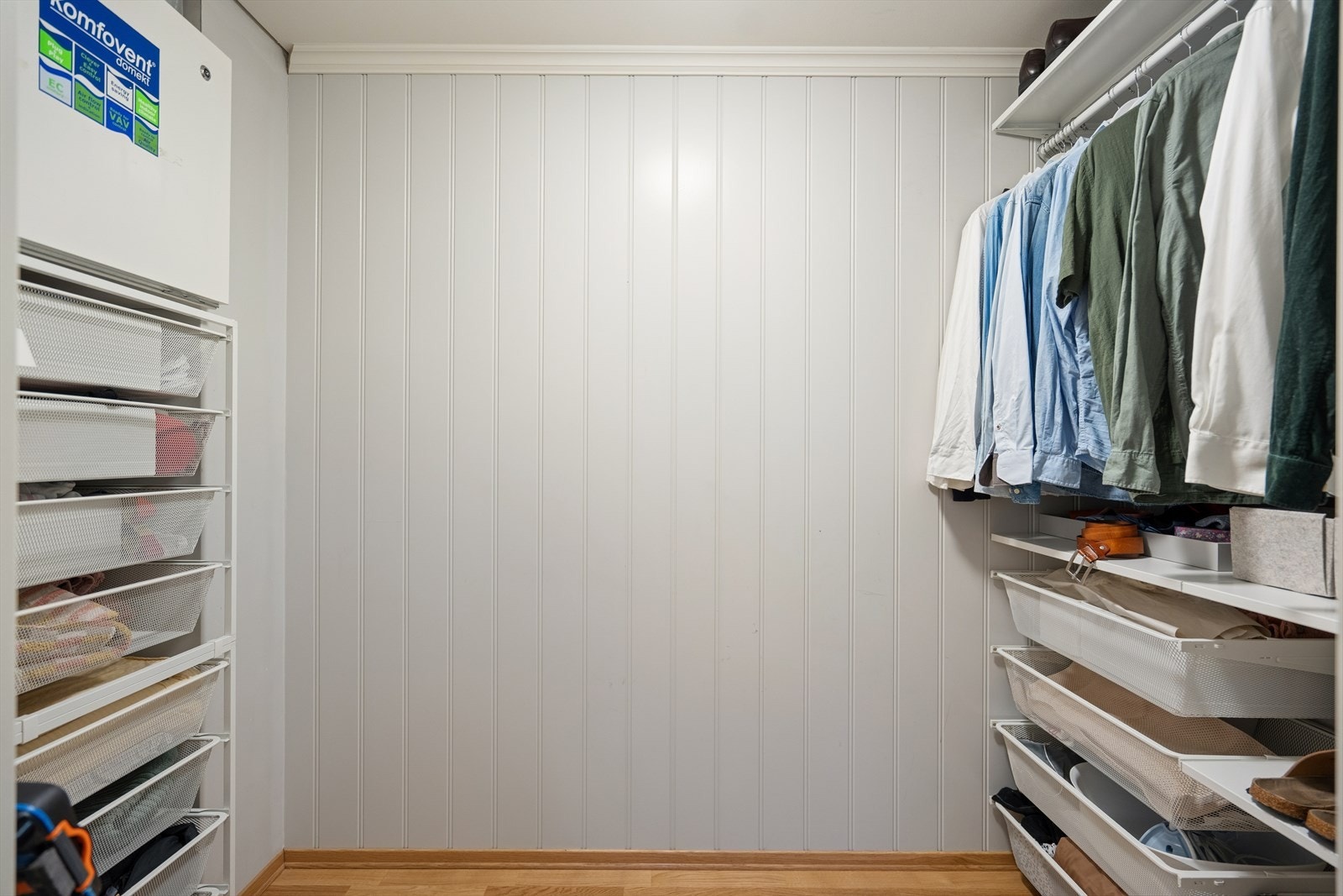 Fra hovedsoverommet er det direkte tilgang til praktisk walk-in med god plass til klær og tilbehør. Galleribilde