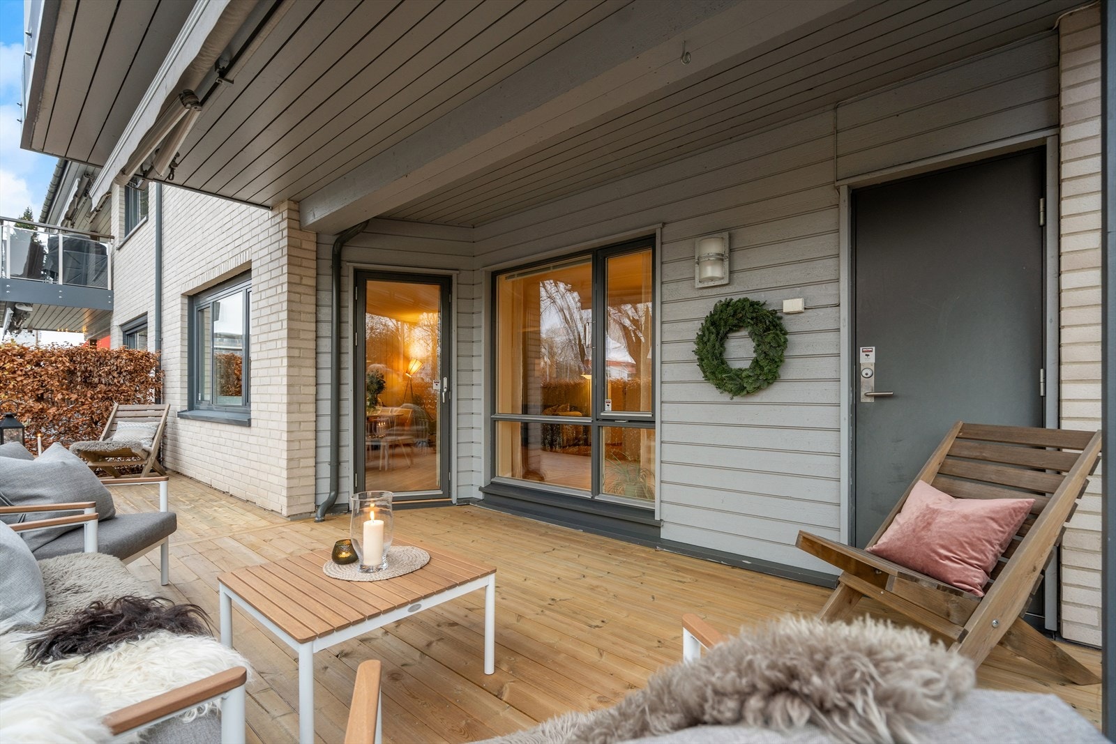 Elektrisk markise gir behagelig skygge på terrassen og gjør det enkelt å tilpasse uteplassen etter vær og behov. Galleribilde