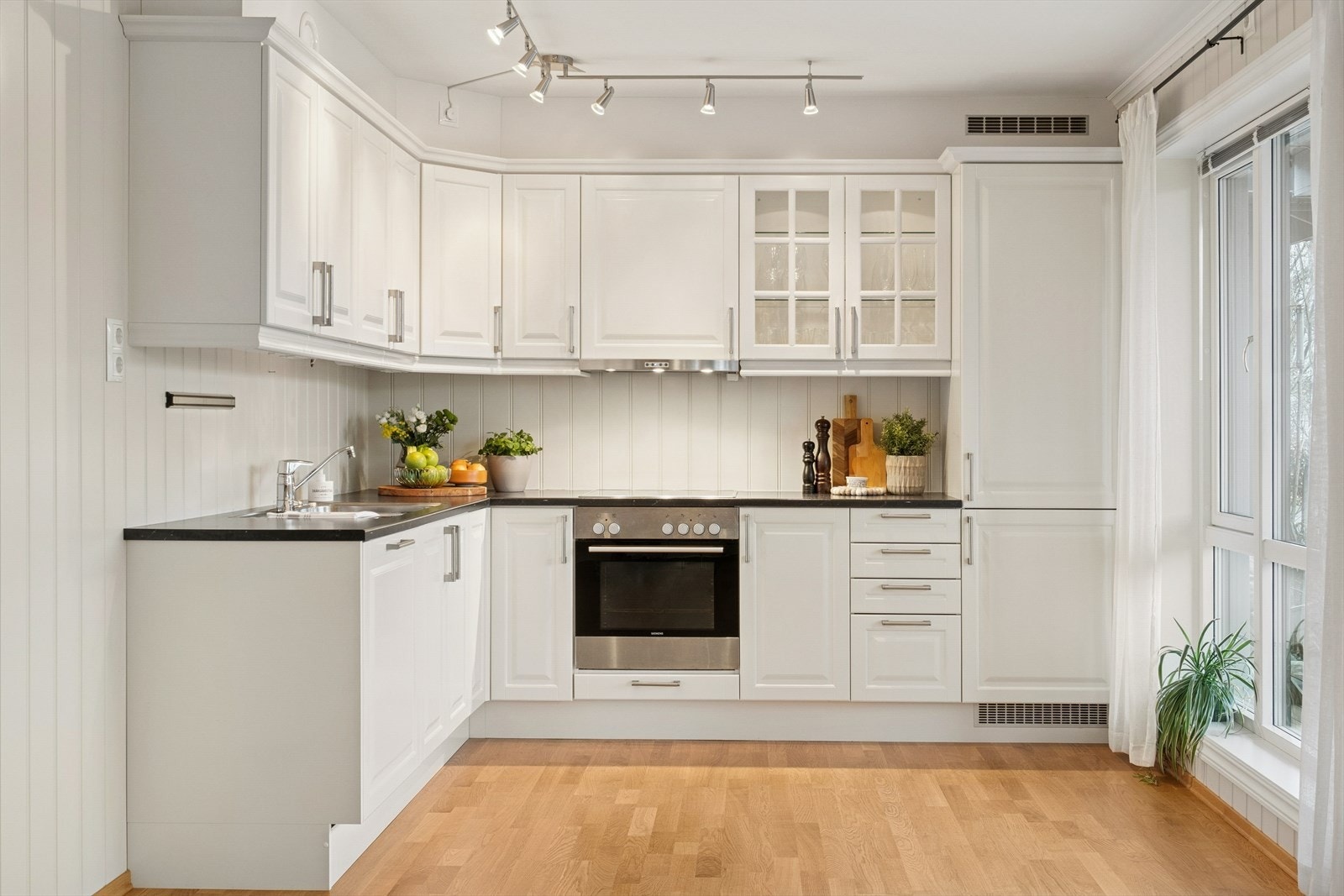 Kjøkkenet er stilrent med profilerte fronter og benkeplate i høytrykkslaminat. Galleribilde