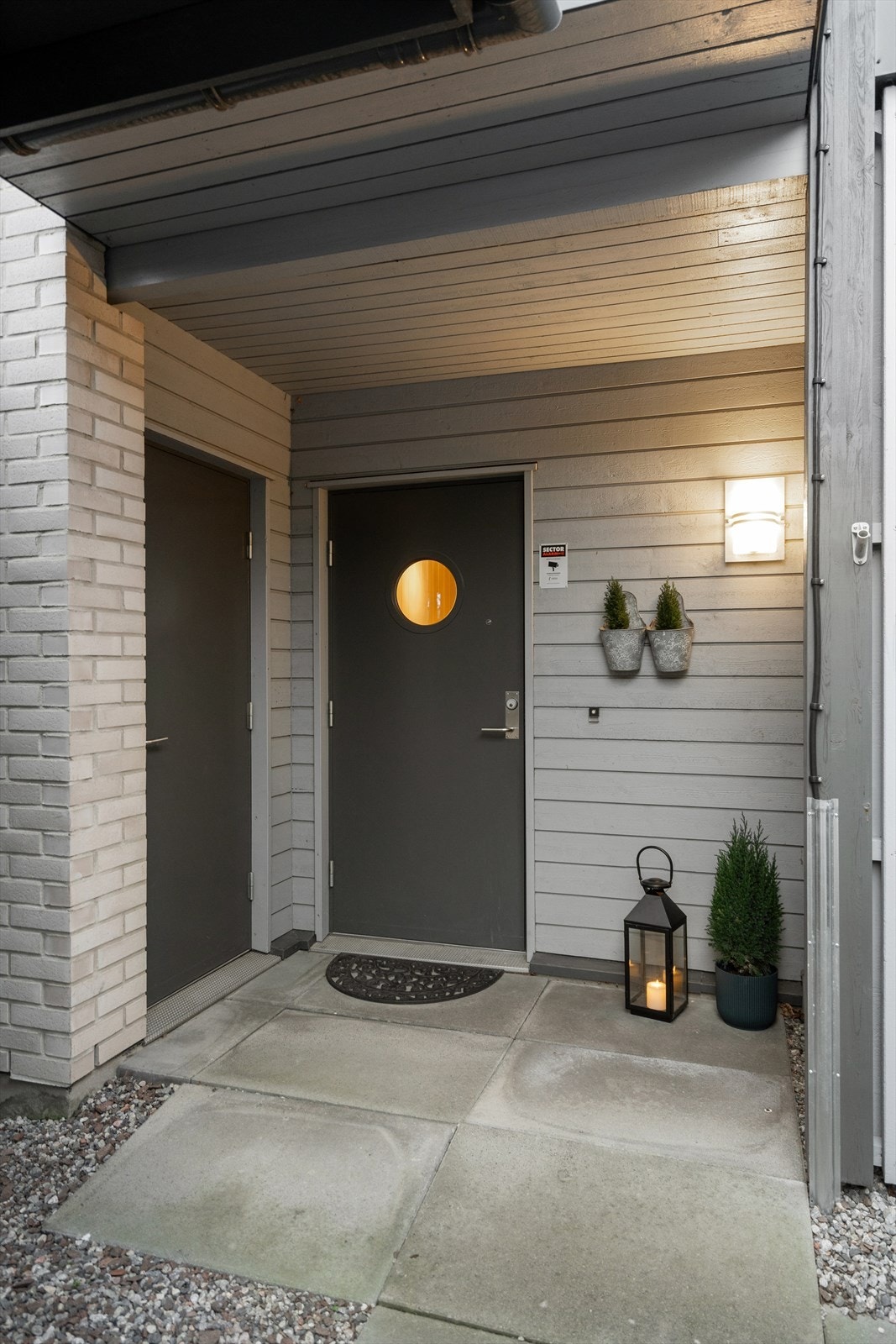 Overbygd inngangsparti med trappefri adkomst. Direkte tilknytning til utvendig bod. Galleribilde