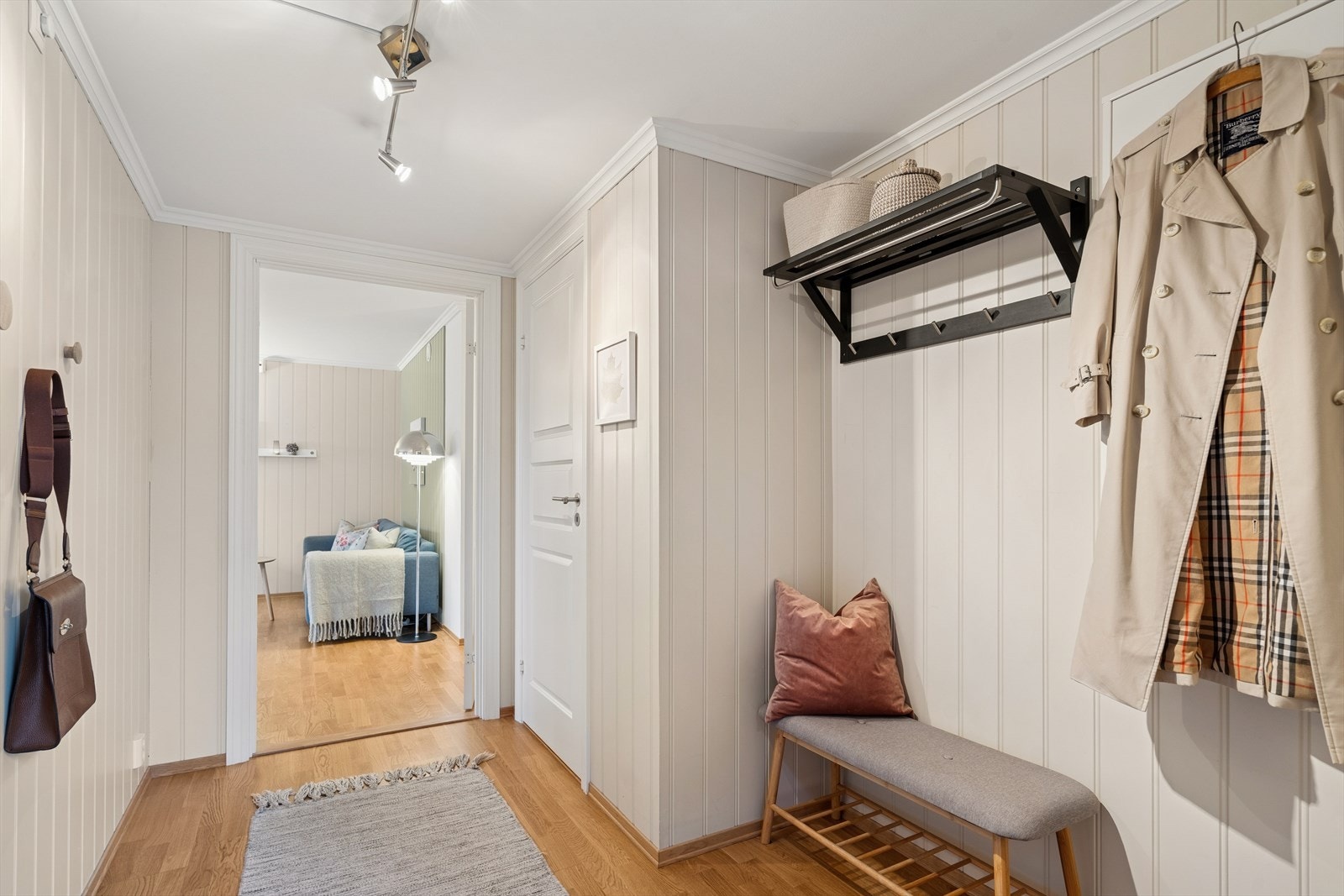 Lys og romslig entré med god plass til oppbevaring av yttertøy og sko. Galleribilde