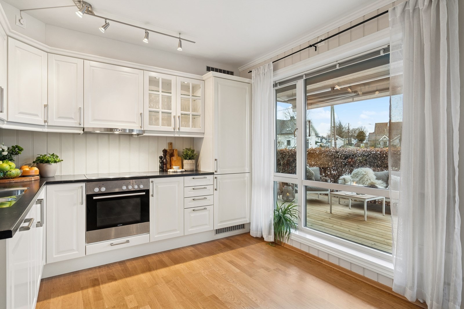 Det er integrerte hvitevarer som kjøl/frys, komfyr, platetopp og oppvaskmaskin. Galleribilde