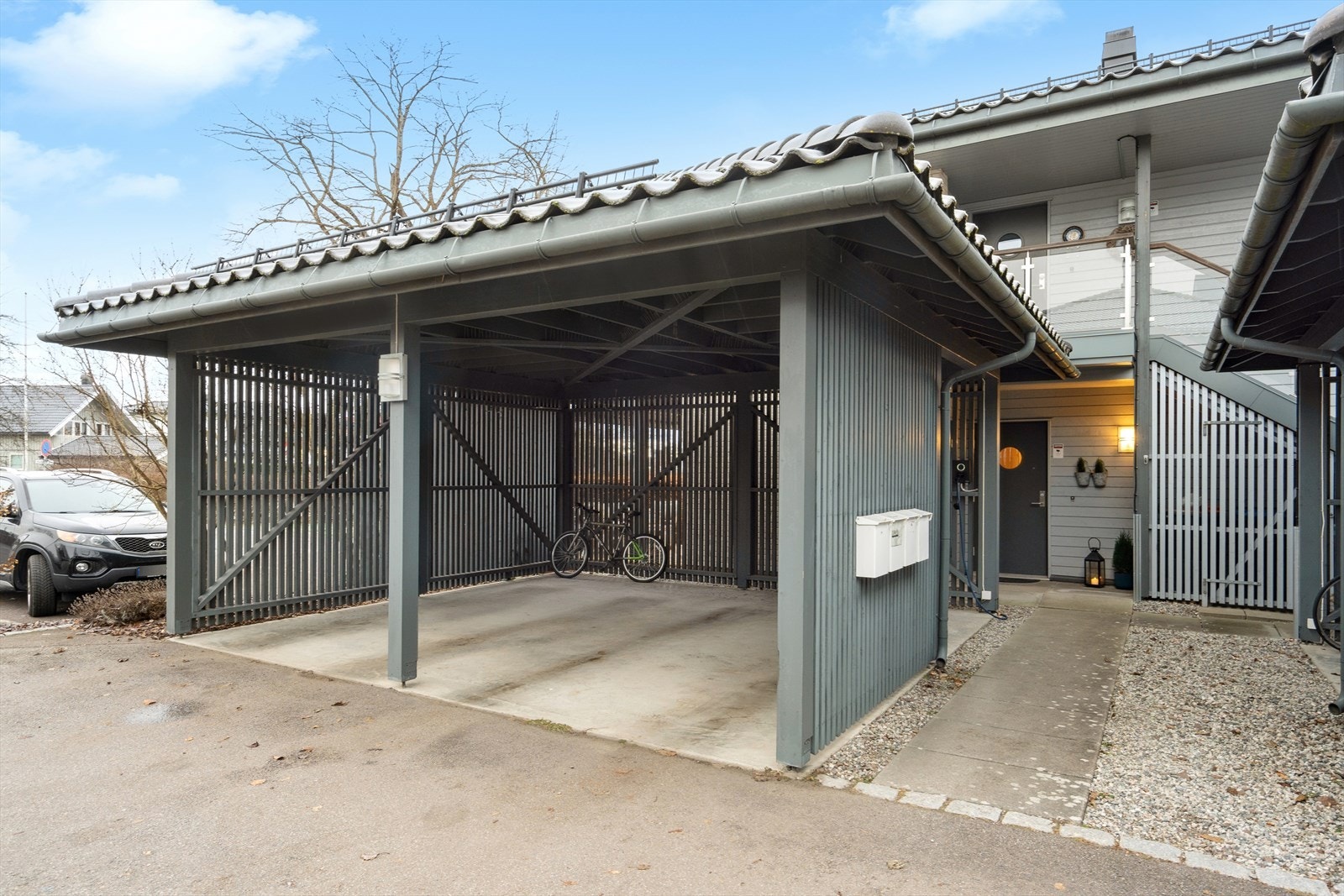 Parkering i carport med montert elbillader. Galleribilde