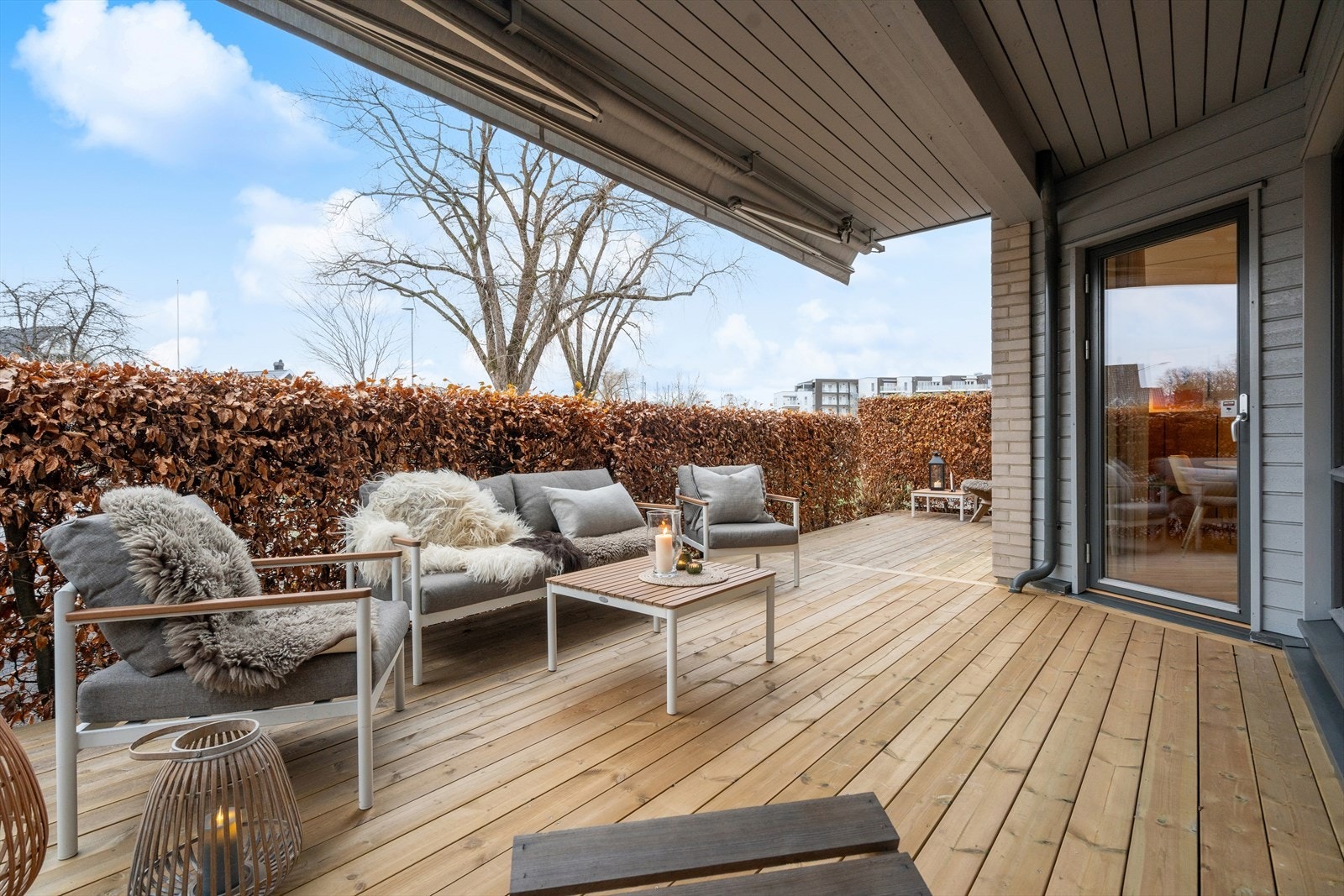 Terrassen er delvis overbygd, vestvendt og måler hele ca. 24 kvm. Galleribilde