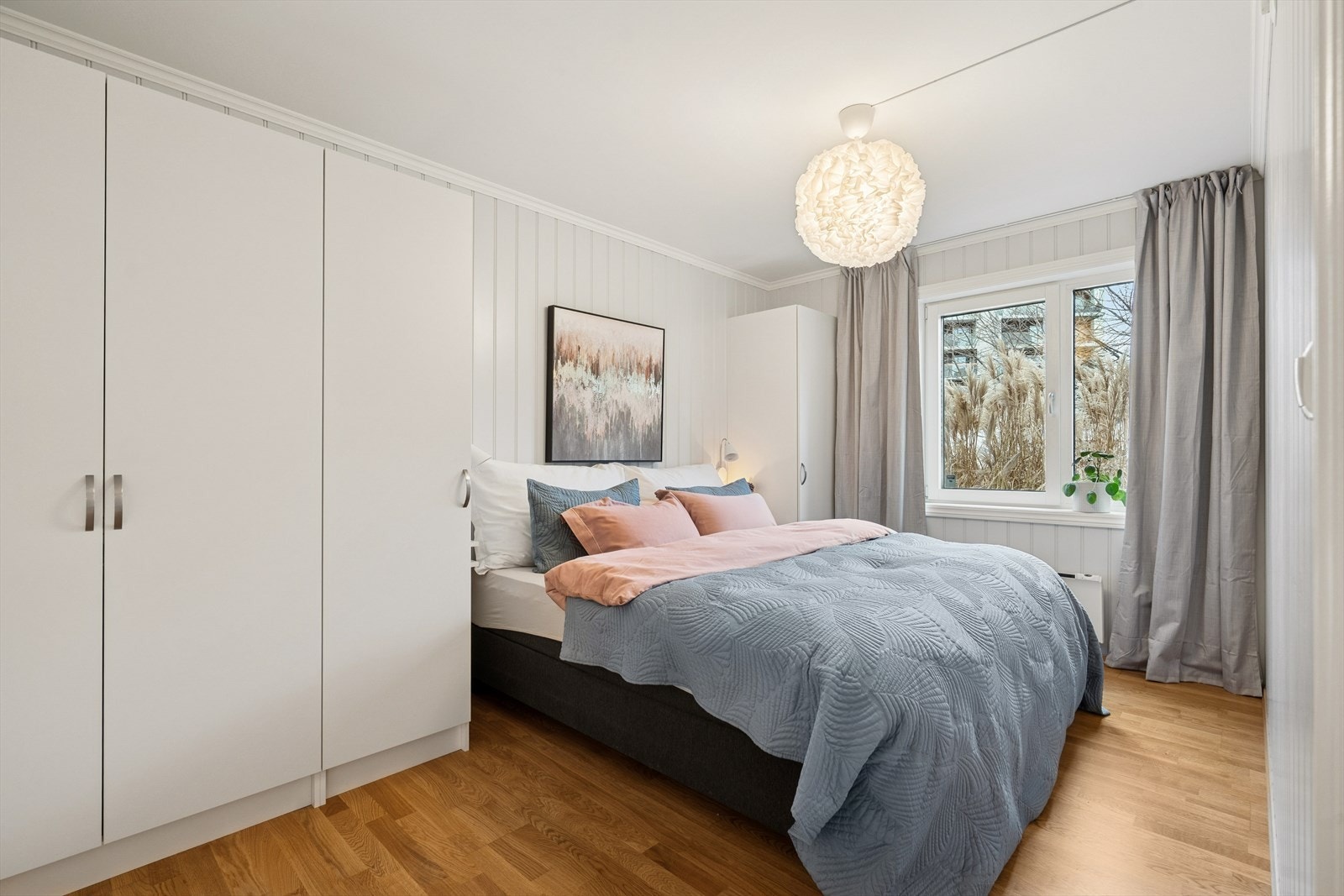 Hovedsoverom med plass til dobbeltseng og garderobeskap. Galleribilde