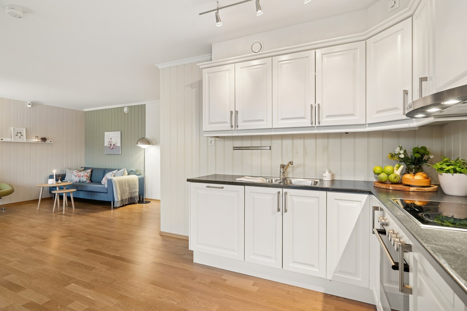 Her er det åpen løsning mot kjøkkenet, noe som gir en sosial og romslig atmosfære. Galleribilde