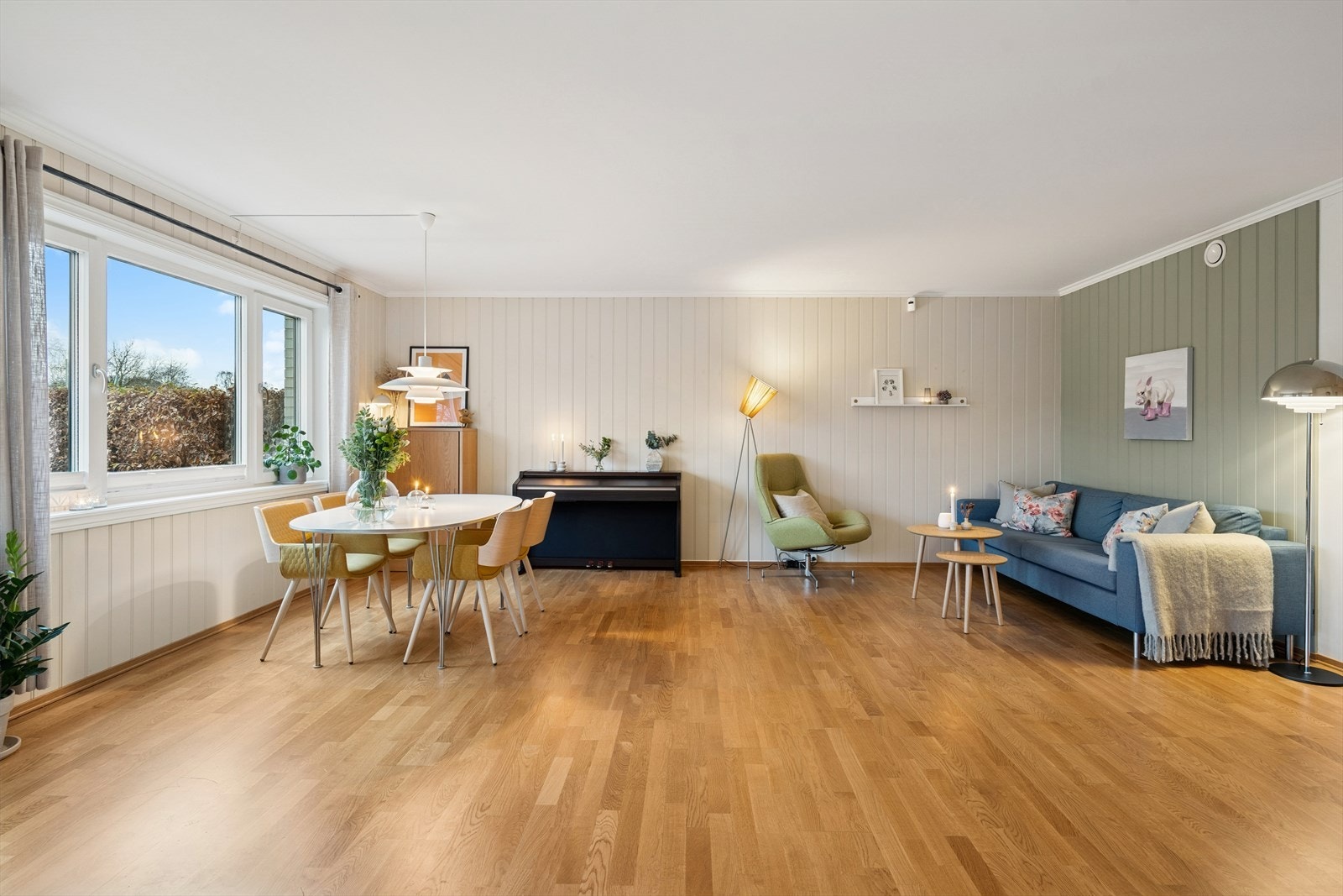 Stuen er åpen og innbydende med store vindusflater som gir rikelig med naturlig lys. Galleribilde