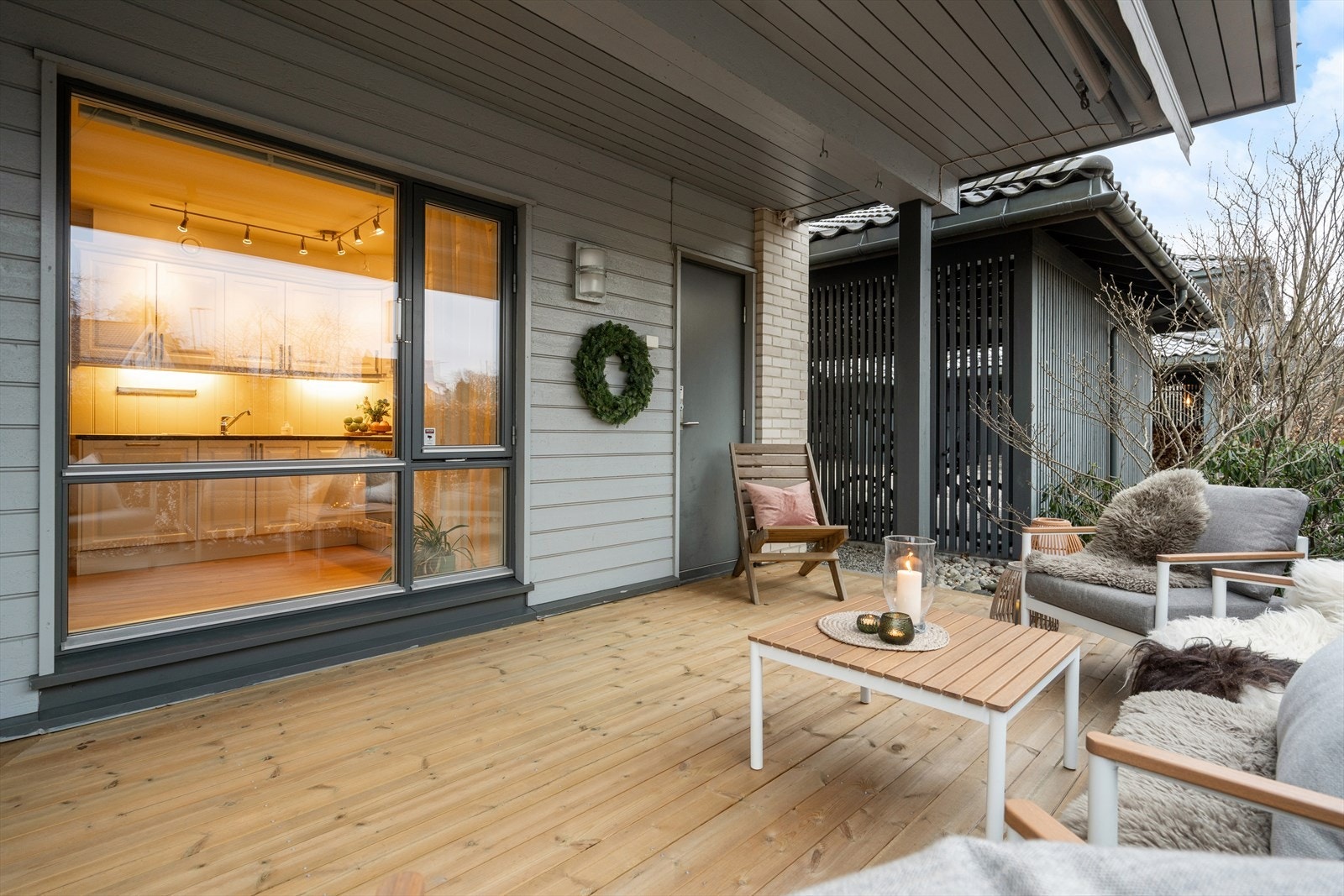 Her er det god plass til diverse utemøblementer, samt. tilgang til utvendig bod. Galleribilde