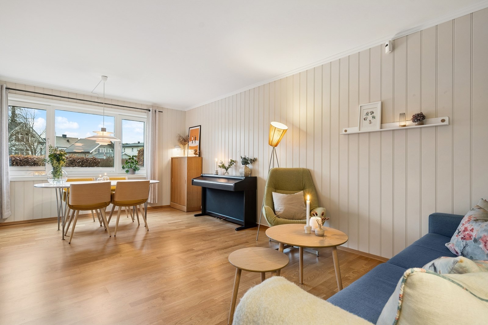 Stuen har parkettgulv og malte panelplater på veggene. Galleribilde