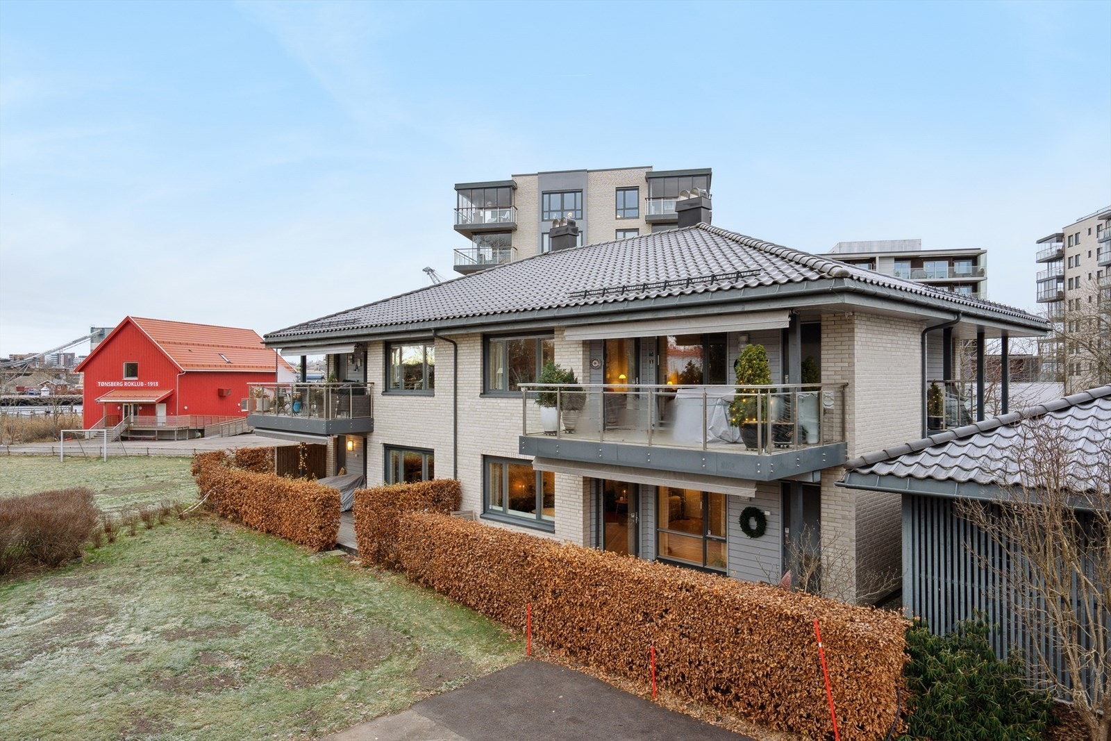 Tett hekk skjermer uteplassen og gir en lun og privat atmosfære på terrassen. Galleribilde