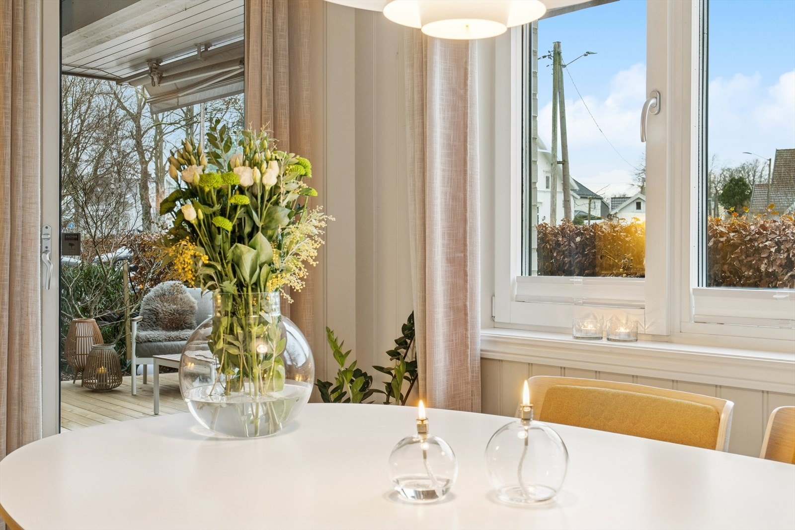 Fra stuen er det utgang til terrasse. Galleribilde