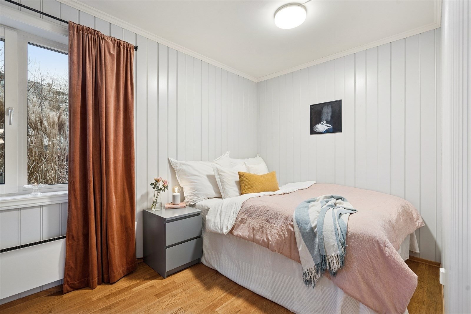 Rommet har god plass til dobbeltseng og nattbord. Galleribilde