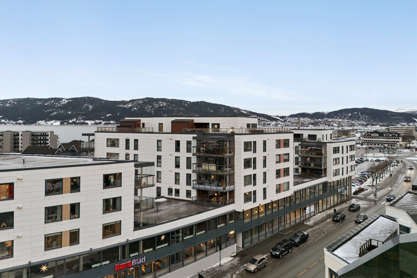 Adkomst til leiligheten via felles garasjeanlegg eller inngangsdør fra gateplan. Videre adkomst med heis eller innvendig trapperom. Galleribilde