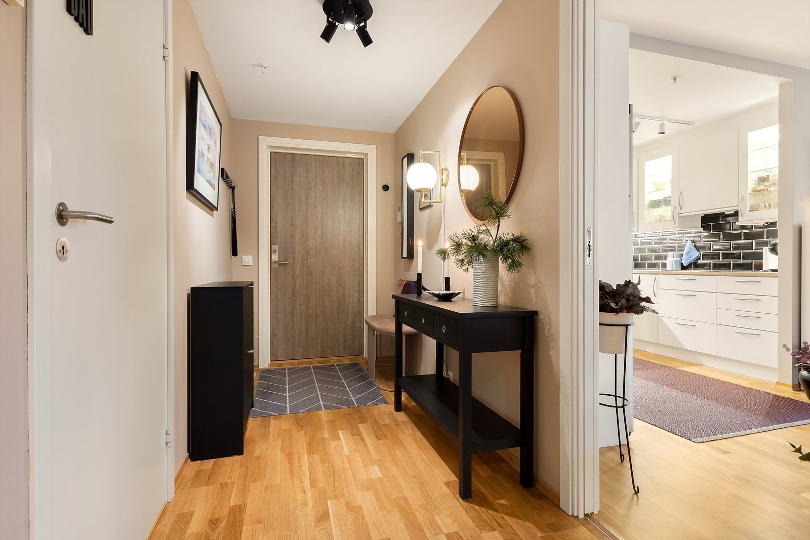 Velkommen inn til en godt planløst og romslig leilighet på 101 m2! Gjester slipper du enkelt inn med porttelefon. Galleribilde