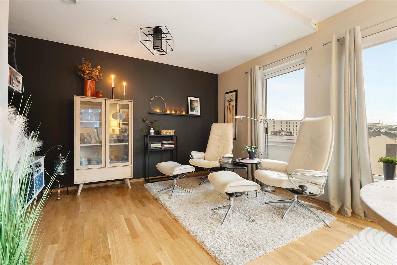 Nåværende eier har åpnet det ene soverommet i stue til fordel for større stue/tv-krok. Arbeidet ble gjort av firma i 2021. Galleribilde