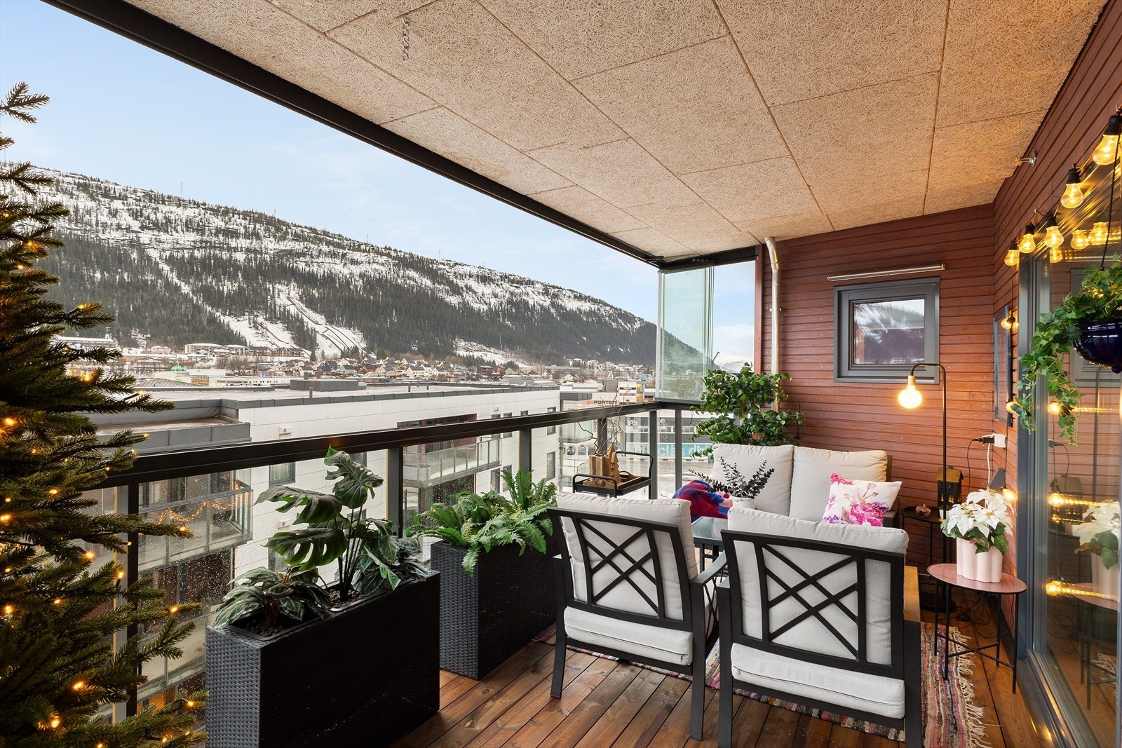 Øvre del av innglassingen kan åpnes og lukkes. Balkongen er ca. 16m², og er i senere tid belagt med impregnerte terrassebord på betongdekke. Galleribilde