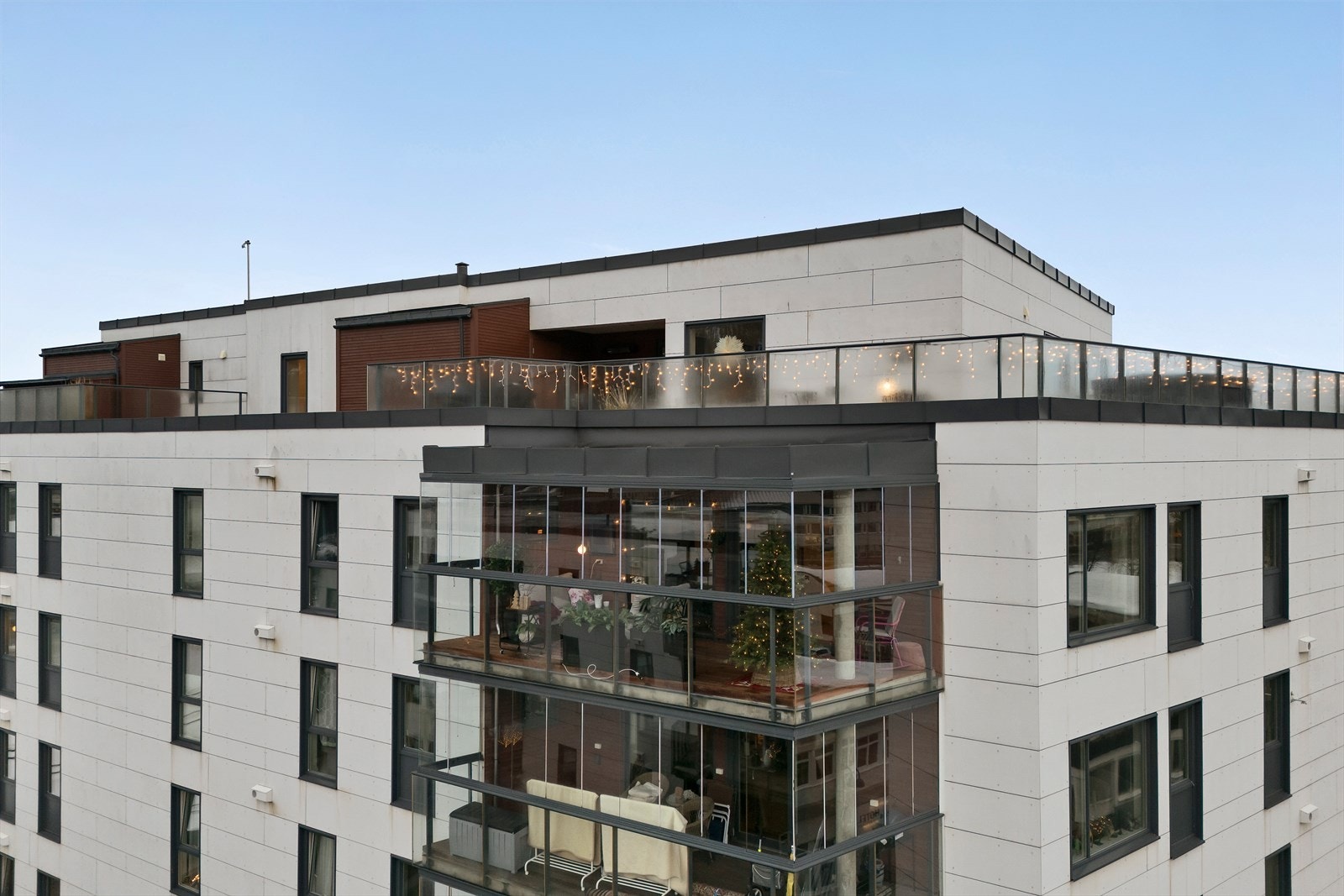 Leiligheten ligger høyt og fritt i 7. etasje, noe som gir mindre innsyn og fin utsikt over nærområdet. Galleribilde