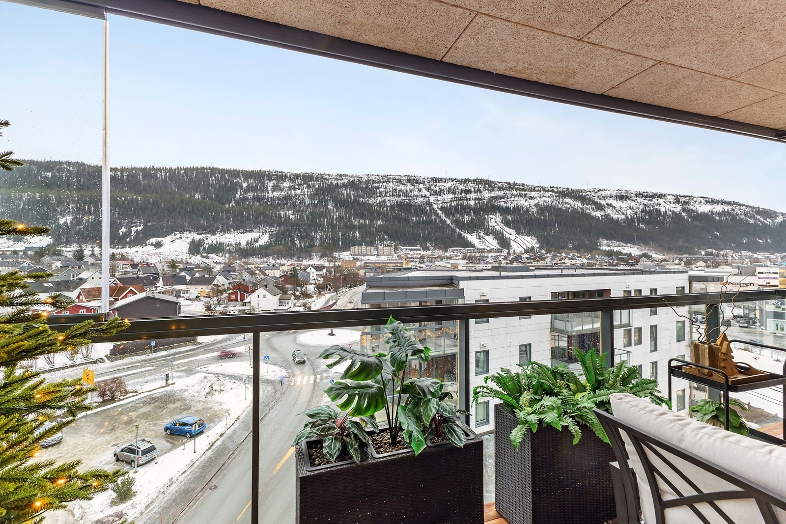 I og med at denne blokken er høyere enn naboblokken ser du over denne, og får derav fin og vidstrakt utsikt. Galleribilde