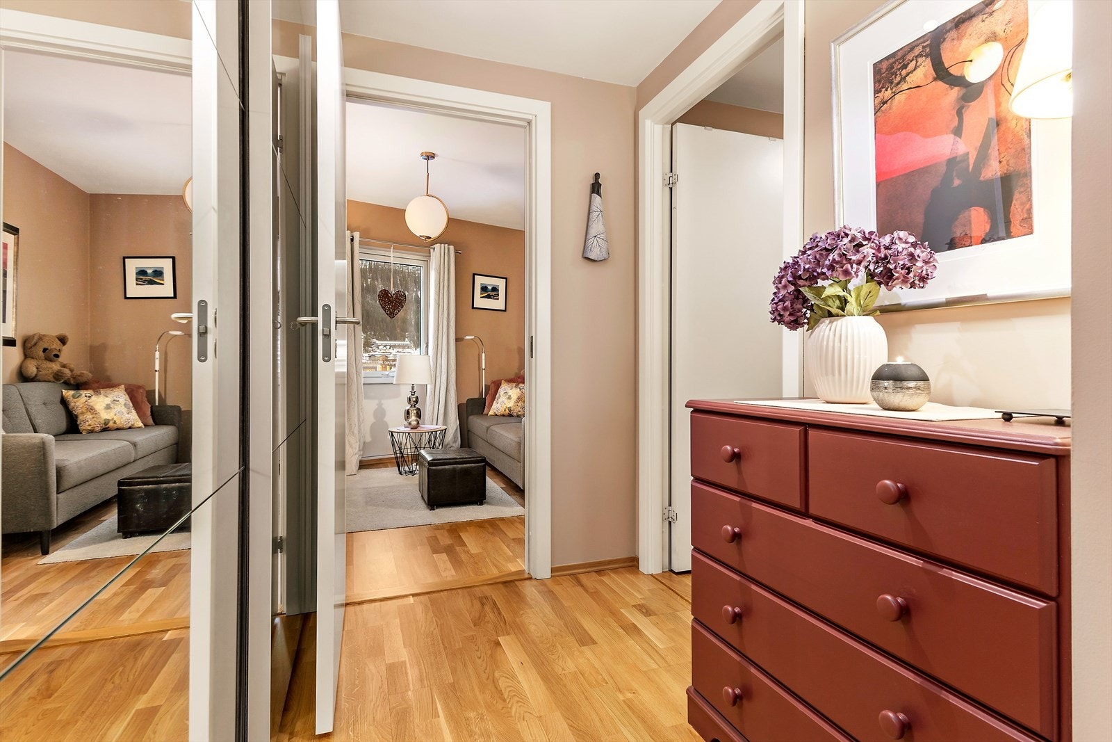 Entreen gir deg adkomst til bad/vaskerom, soverom, mellomgang/omkledningsrom med videre adkomst til hovedsoverom, toalettrom og en romslig bod. Galleribilde