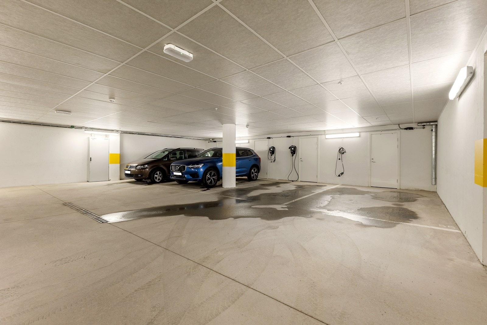 Stort og felles garasjeanlegg. Garasjeplass nr. 53 medfølger denne leiligheten, og har bod i bakkant. Parkeringsplass er utstyrt med elbil-lader. Galleribilde