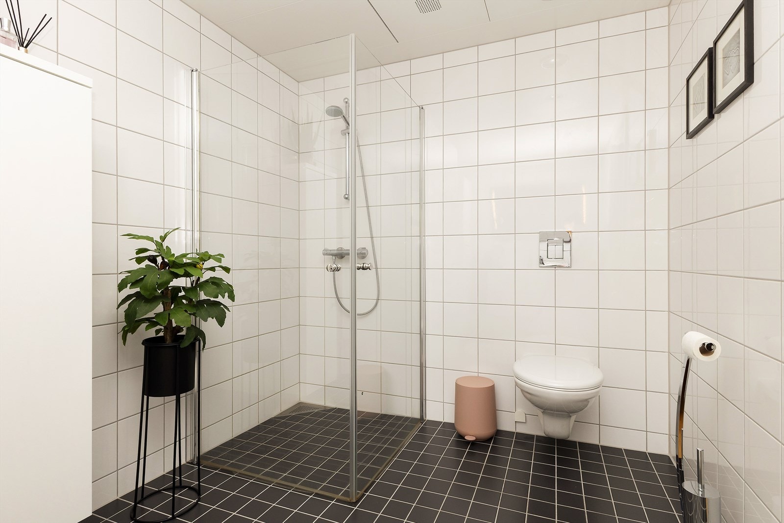 Badet har elektrisk varmekabler i gulv. Alle andre rom i leiligheten har vannbåren varme (inkludert i månedlige felleskostnader). Galleribilde